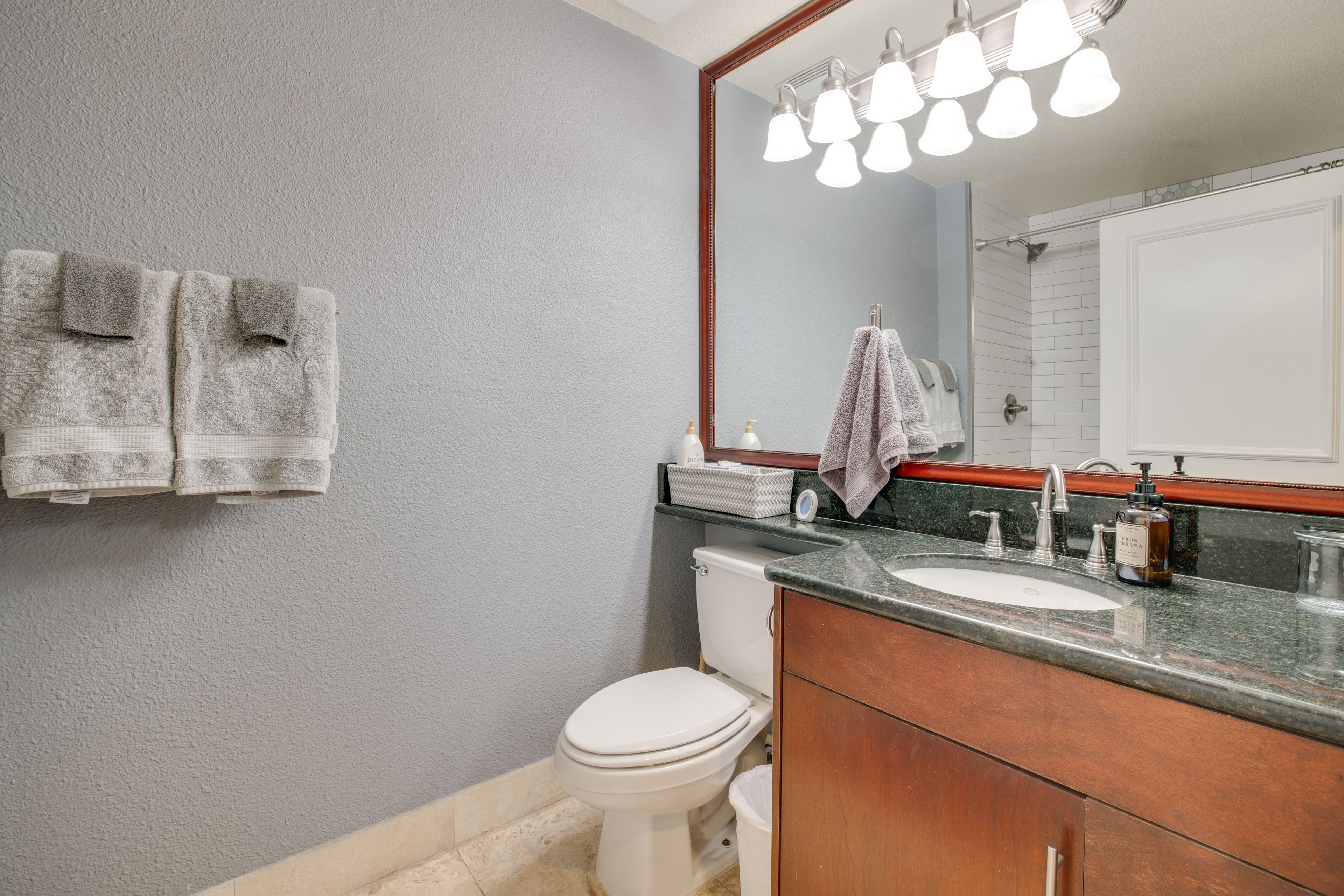 Full Bathroom | Towels Provided