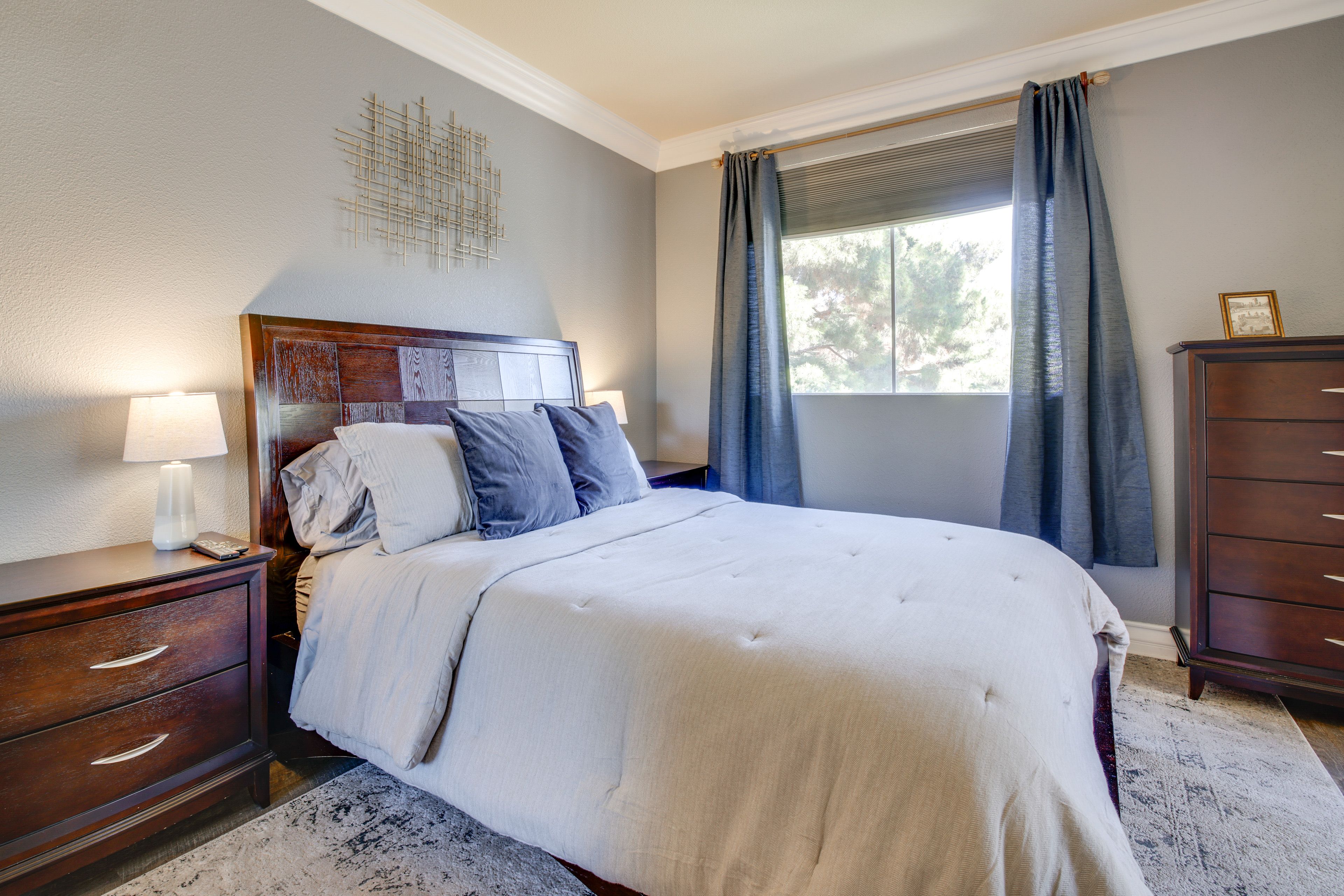 Bedroom | Queen Bed | Linens Provided | Smart TV