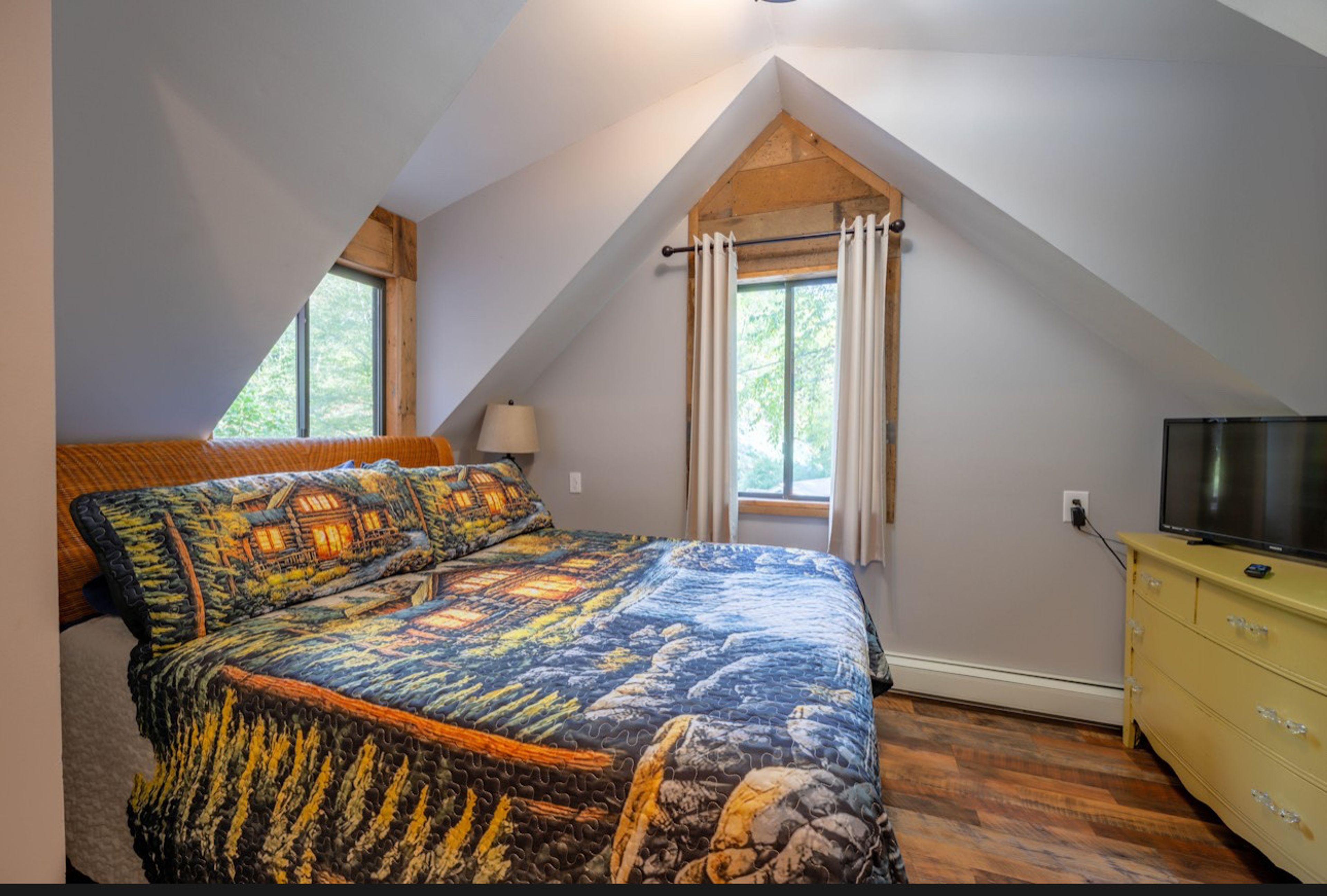 Bedroom 2 | Queen Bed | Workspace | 2nd Floor