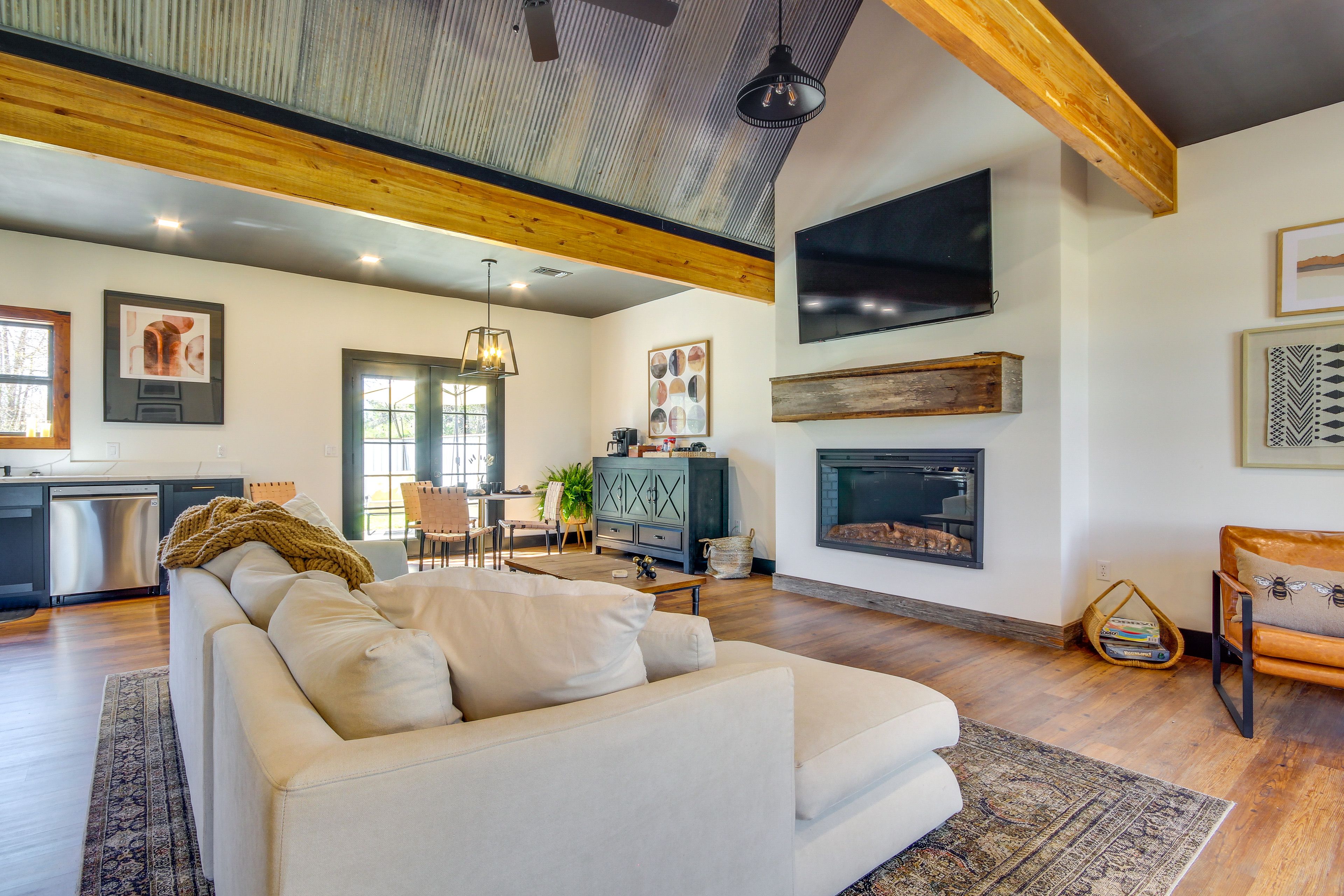 Living Room | Free WiFi | Smart TV | Fireplace | Central A/C