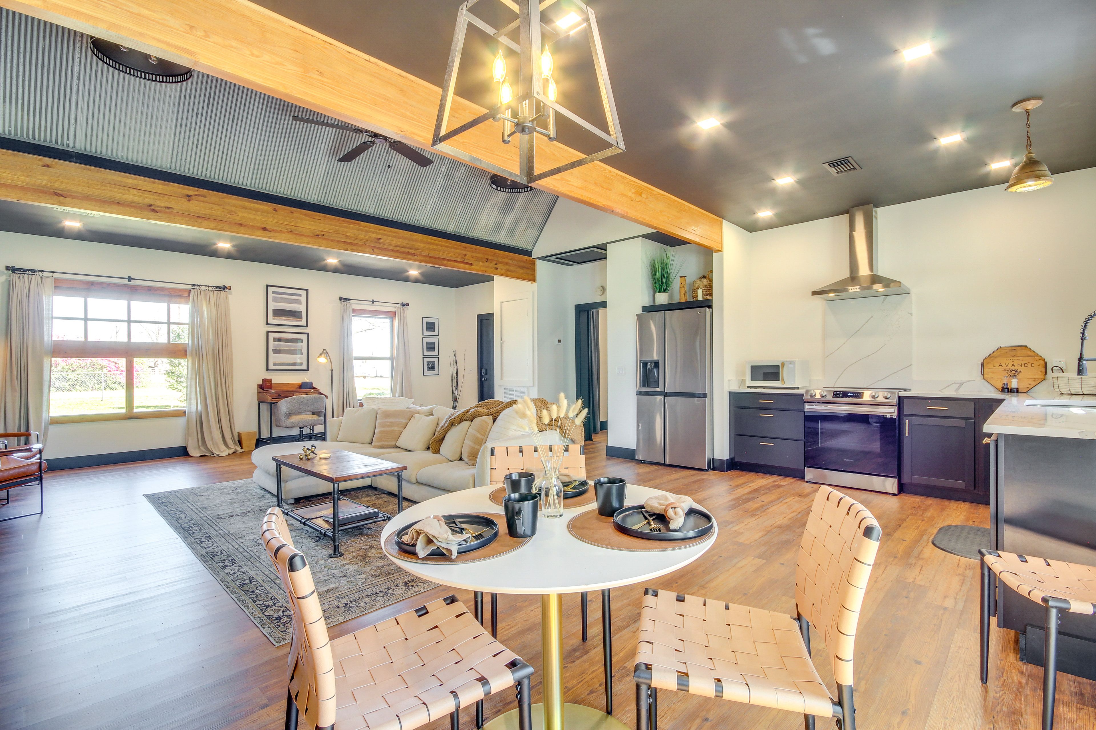 Dining Area | Dishware & Flatware Provided | Kitchen