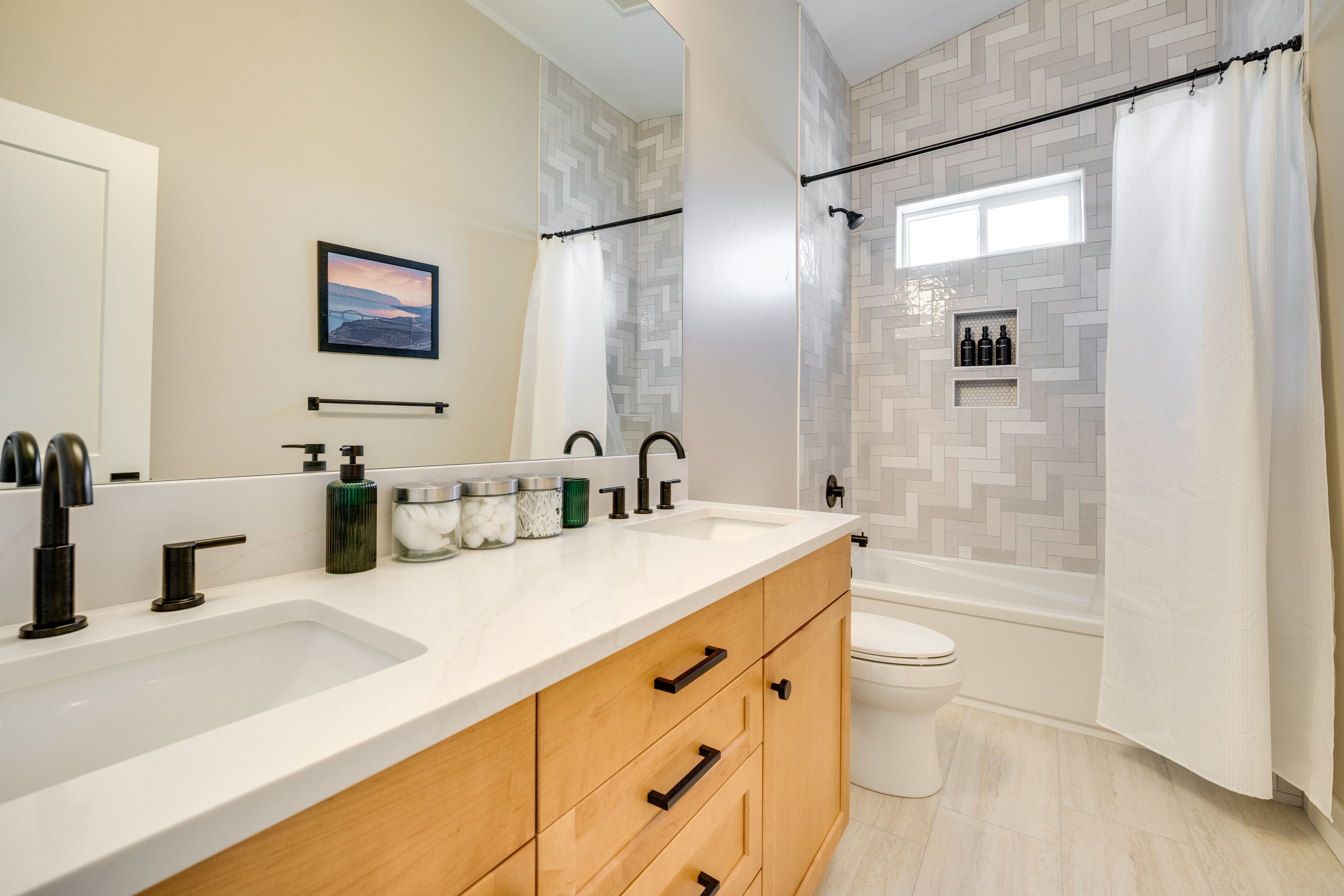 Full Bathroom | 2nd Floor | Complimentary Toiletries