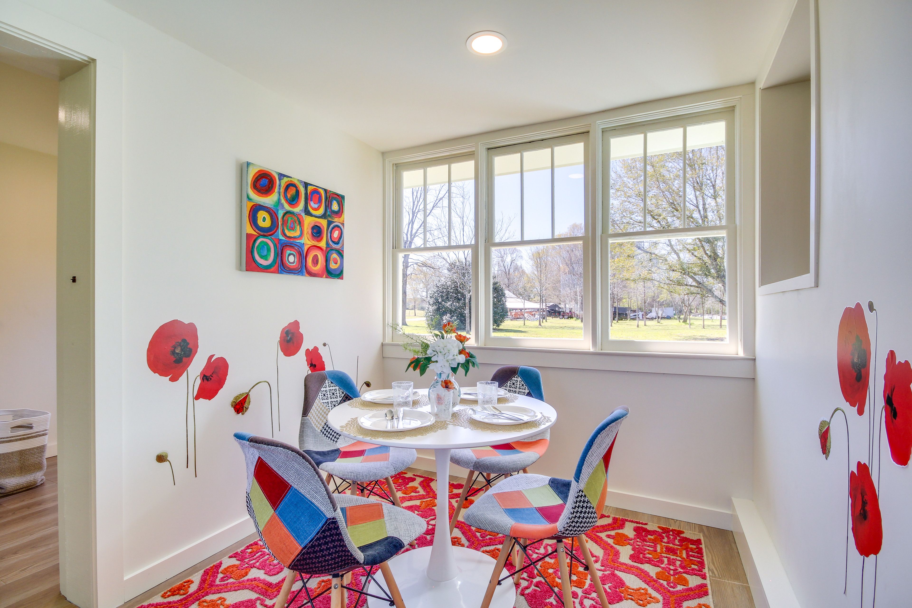 Dining Area | Dishware & Flatware Provided