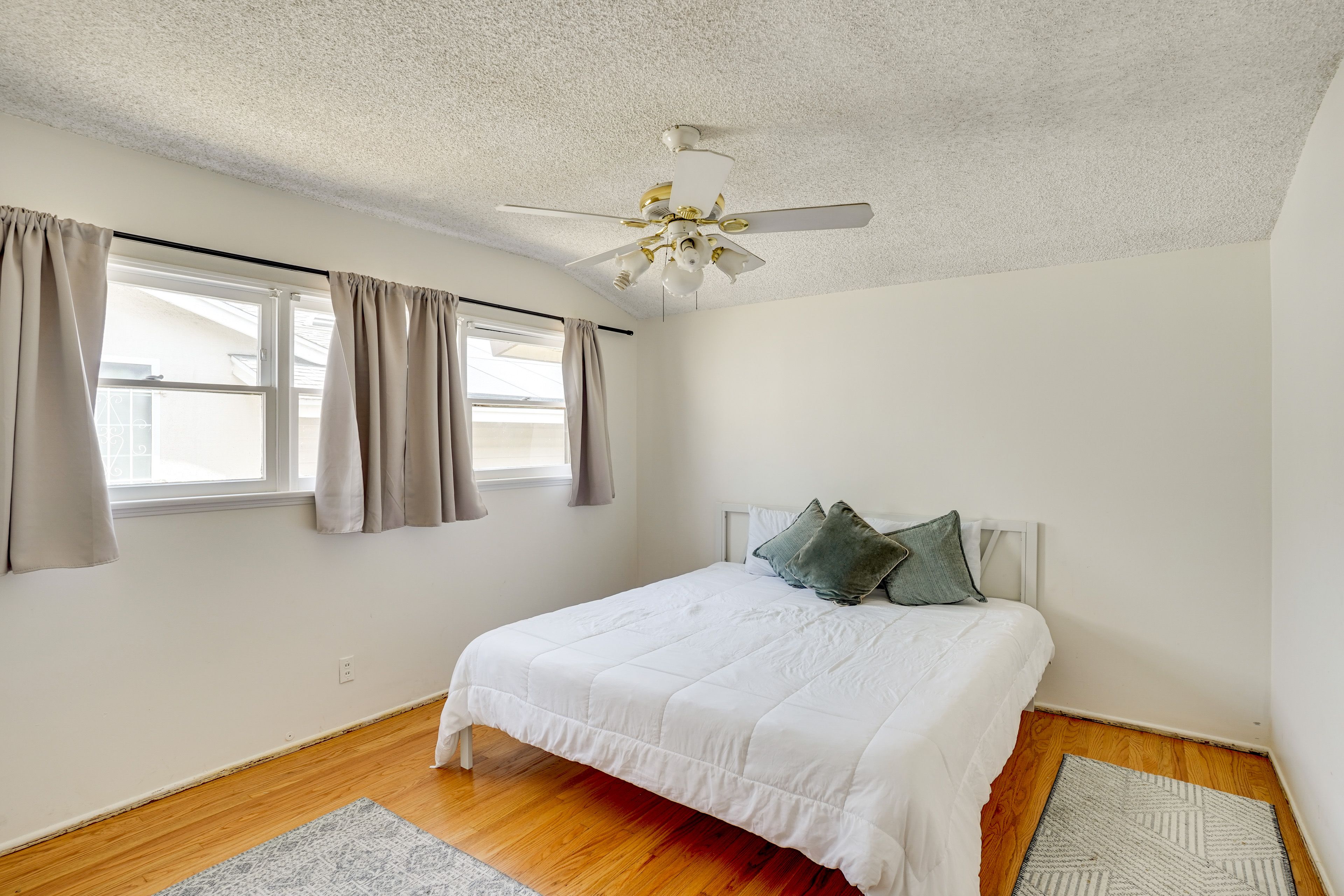 Bedroom 1 | Queen Bed