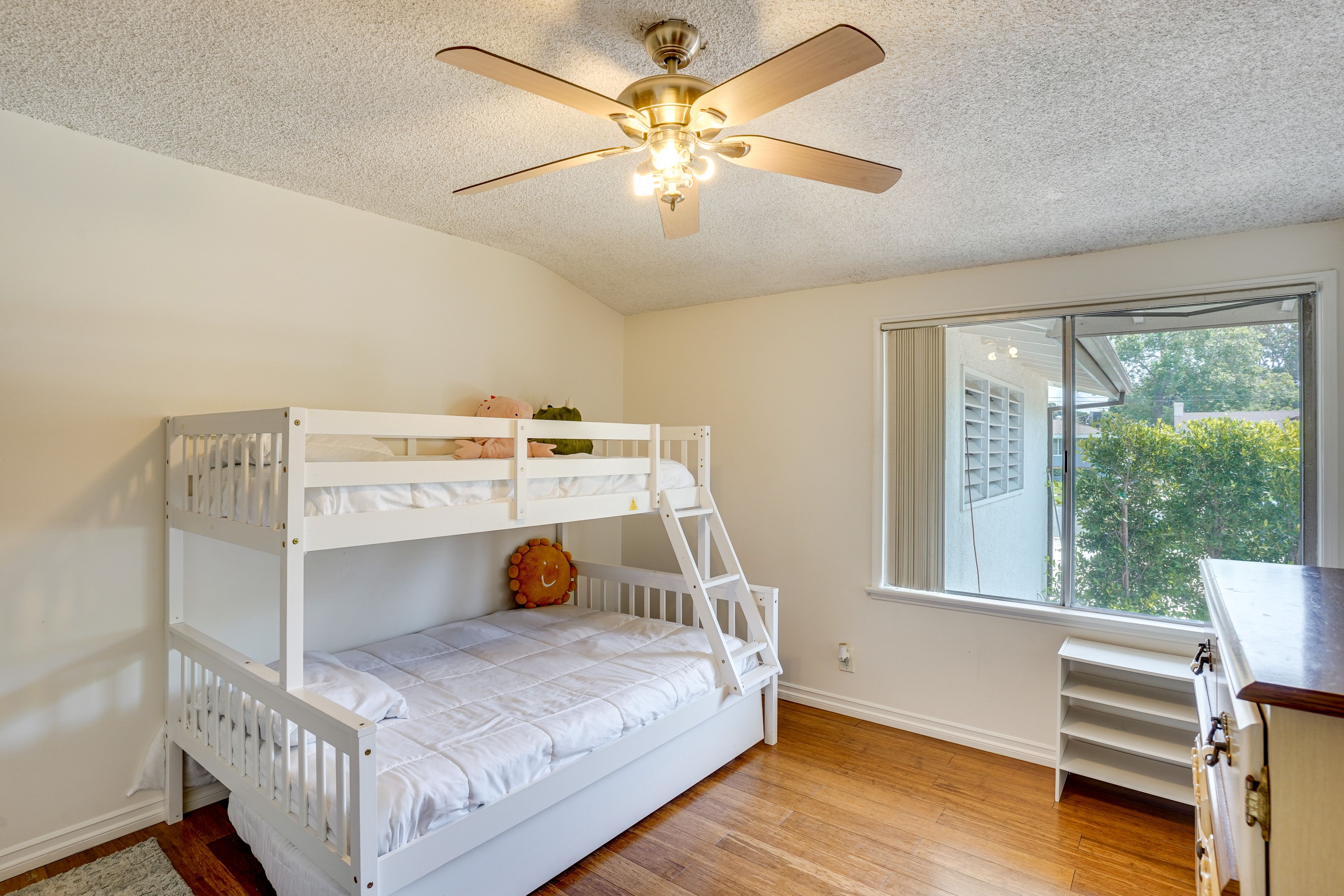 Bedroom 3 | Twin/Full Bunk Bed