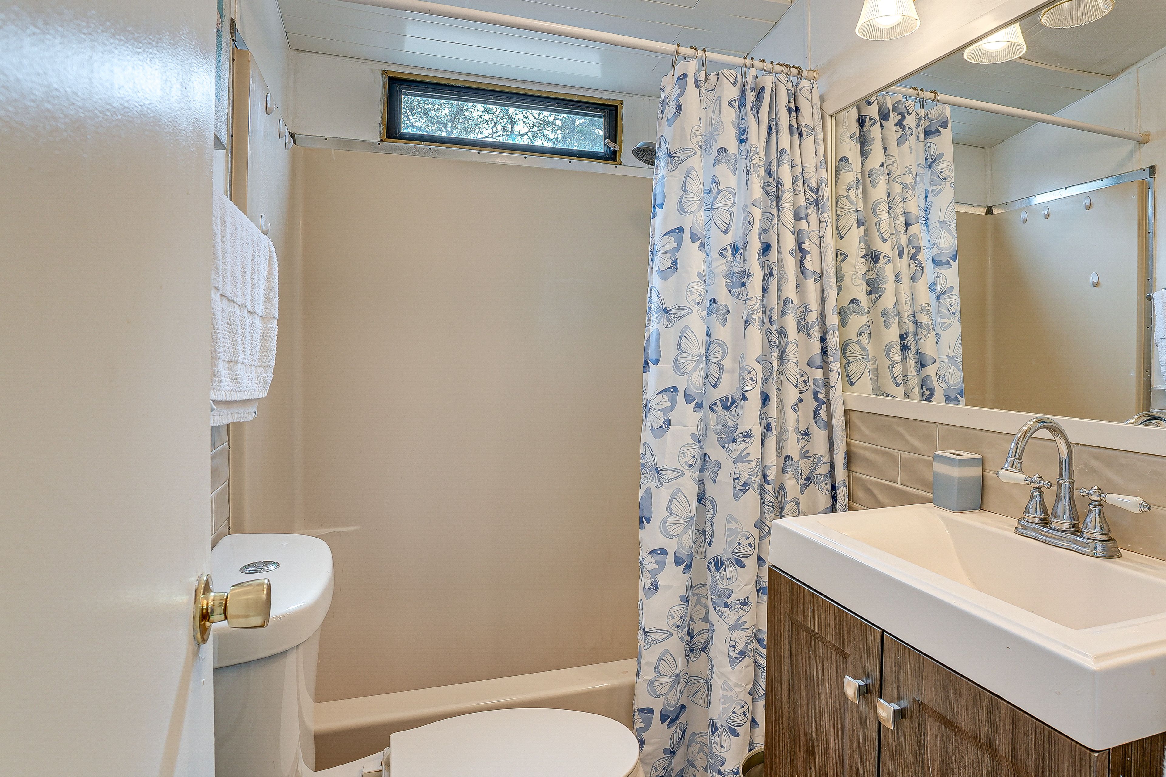 Full Bathroom | Towels Provided