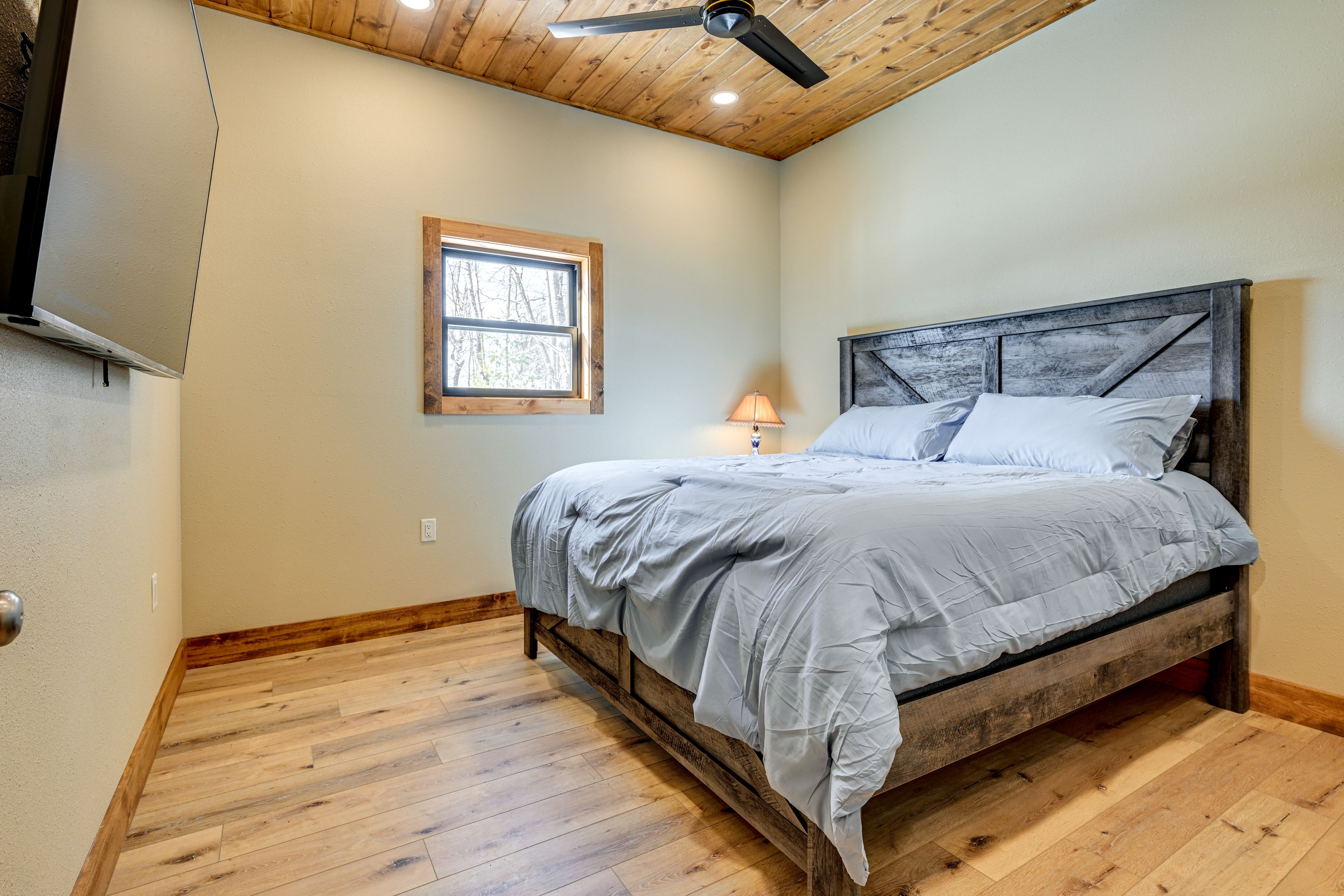 Bedroom | King Bed | Linens Provided