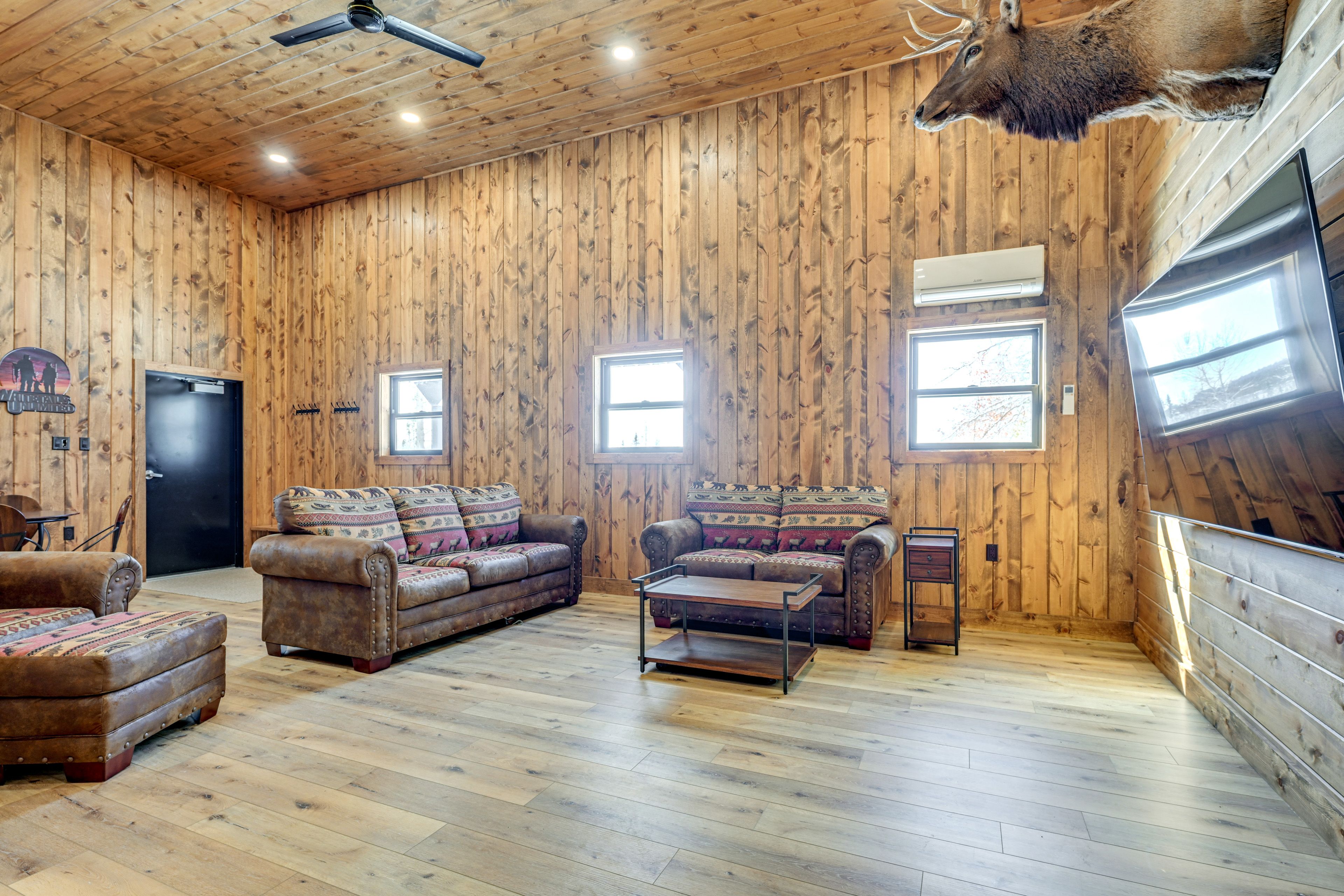 Living Room | Queen Sleeper Sofa | Smart TV | Free WiFi
