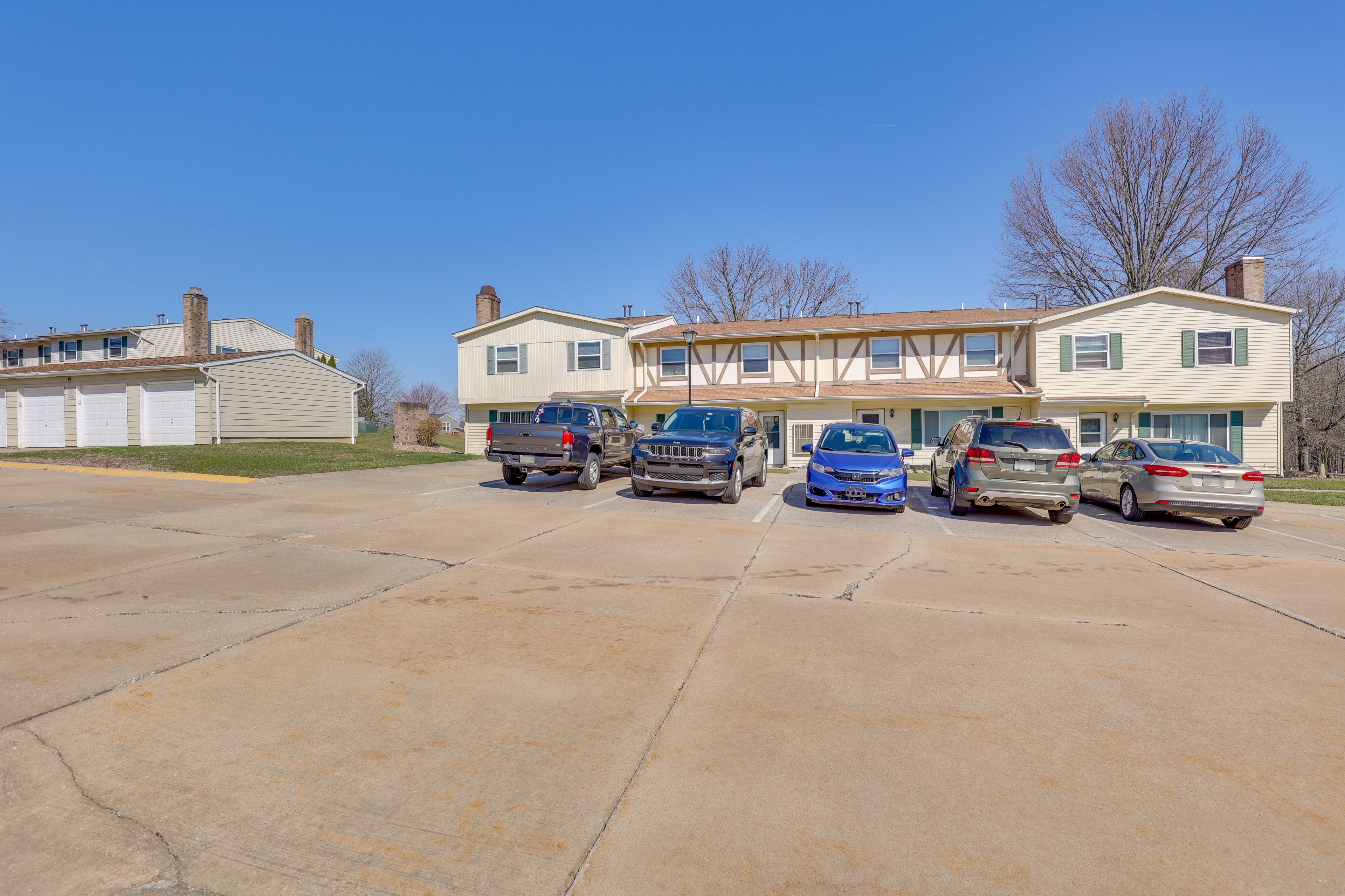 Parking | Garage (1 Vehicle) | Free Community Surface Lot