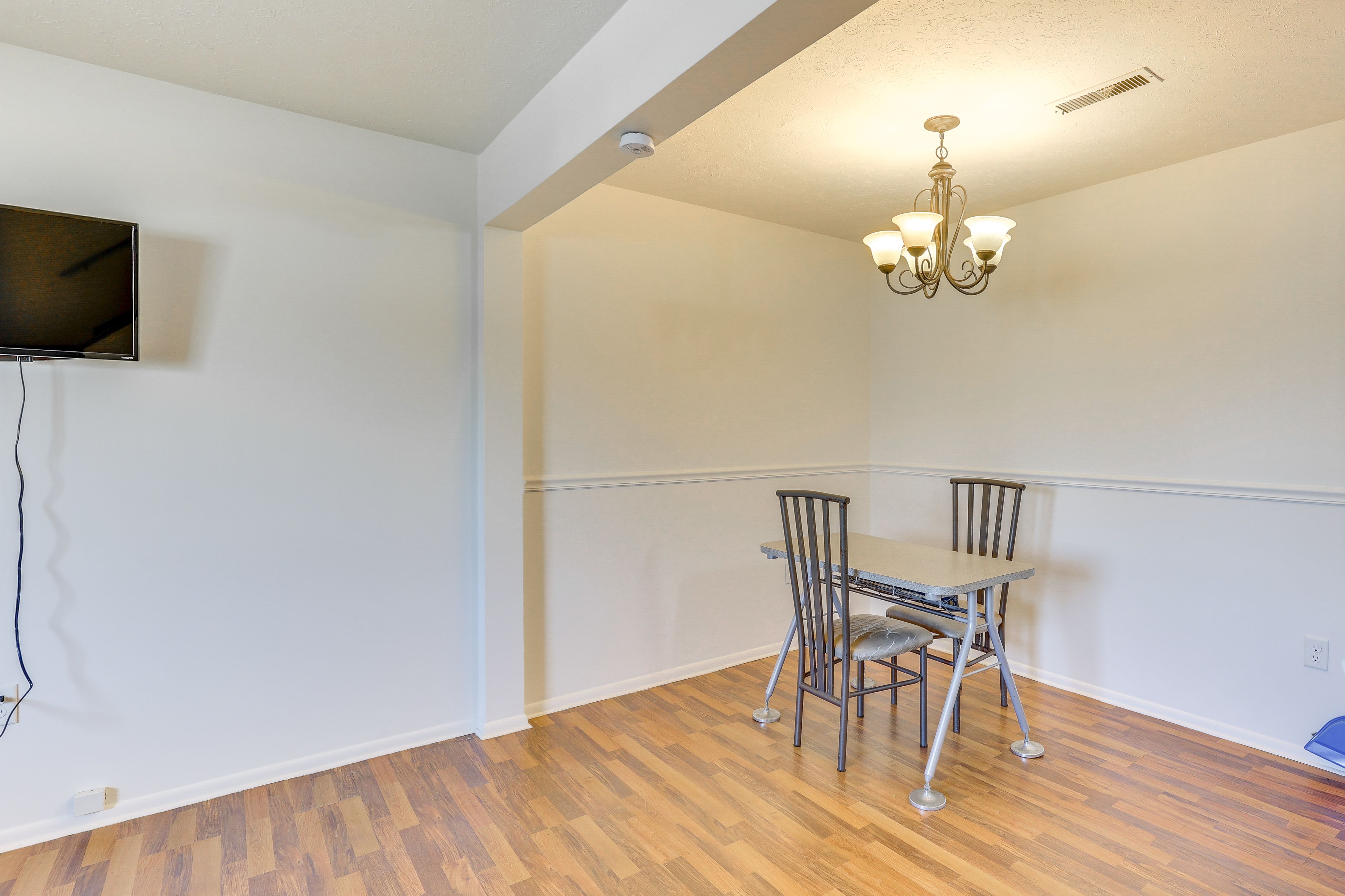 Dining Area | Dishware/Flatware Provided | 1st Floor