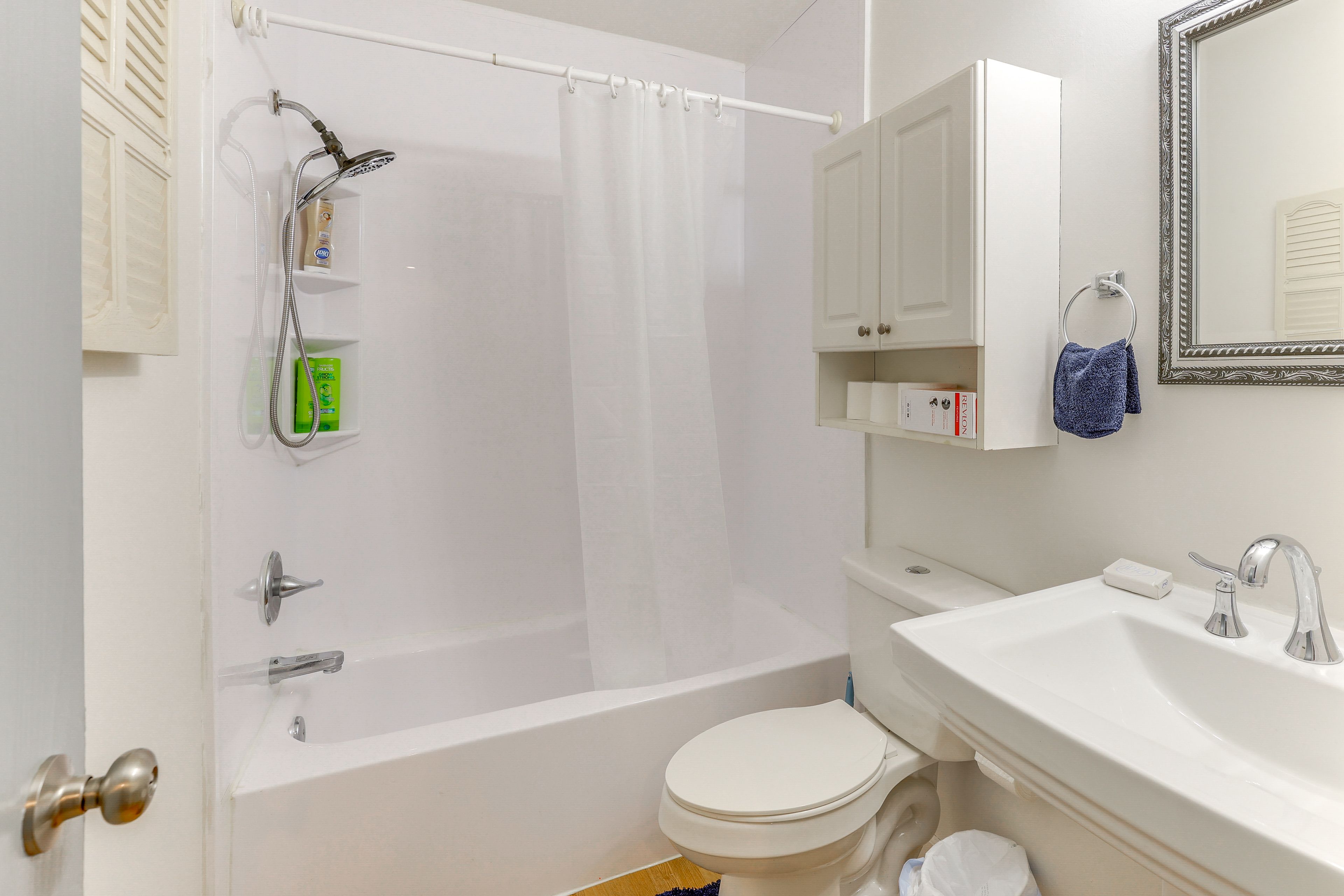 Full Bathroom | Towels Provided | 2nd Floor