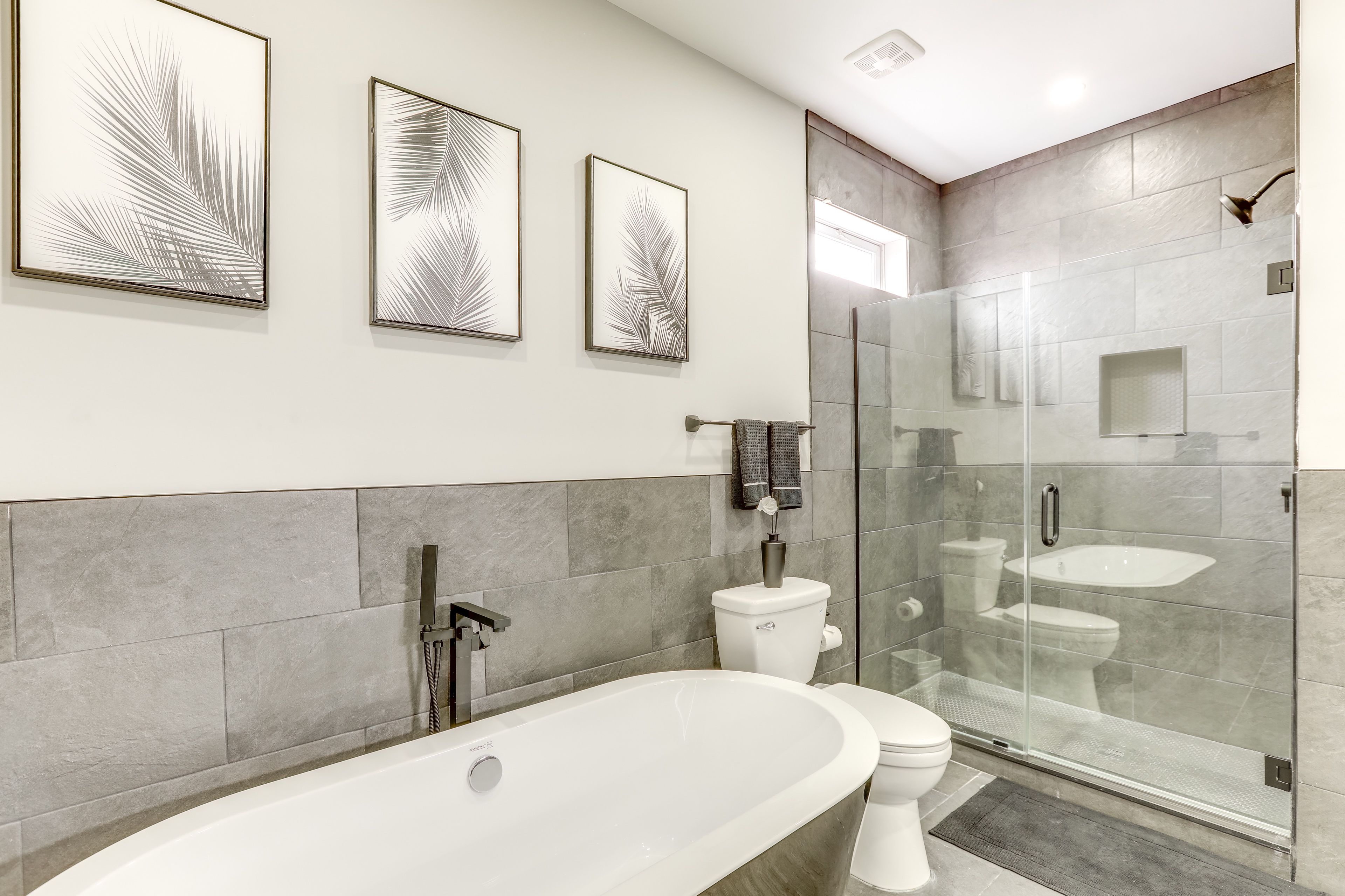 Full Bathroom | 3rd Floor