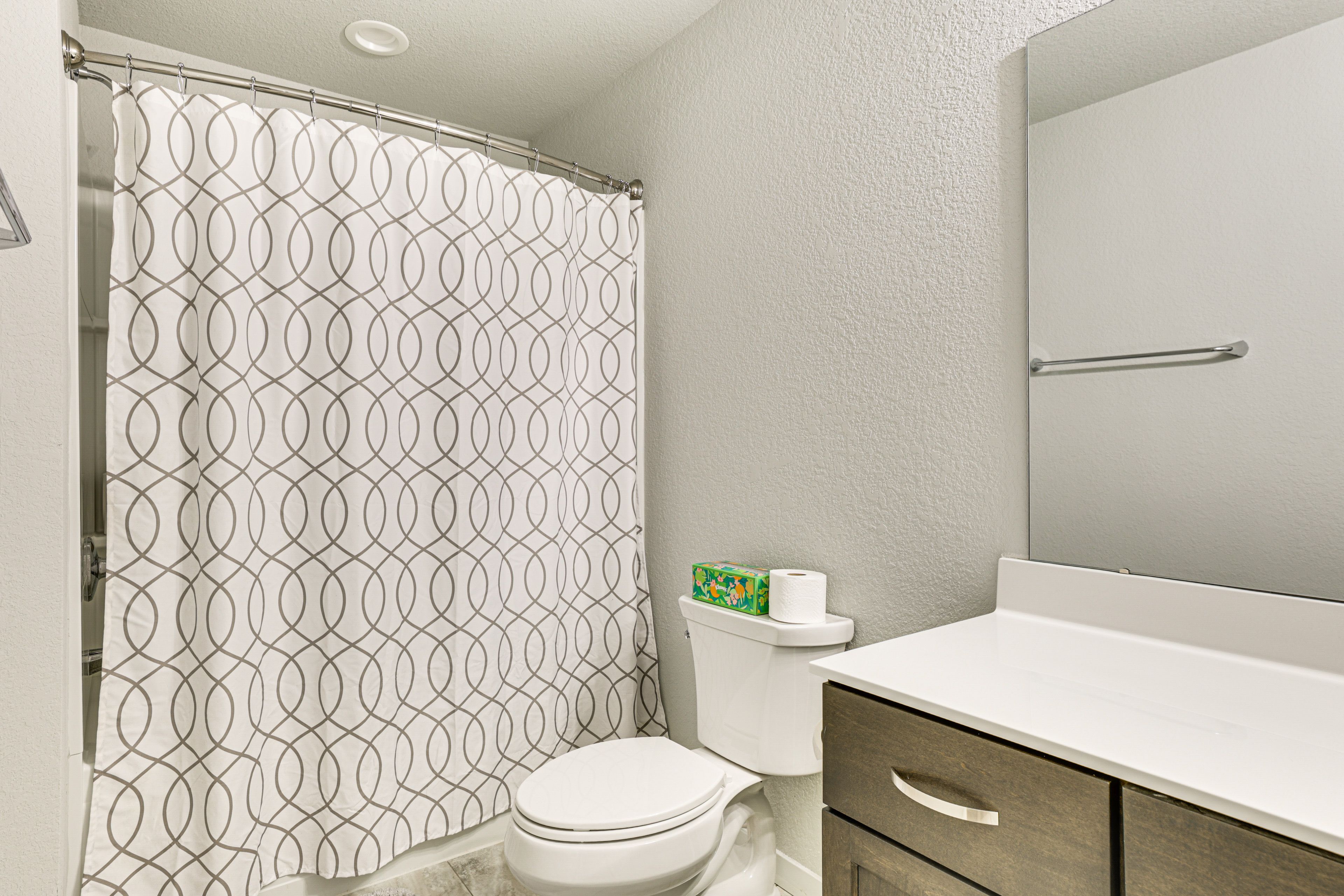 Full Bathroom | Towels Provided | Lower Level