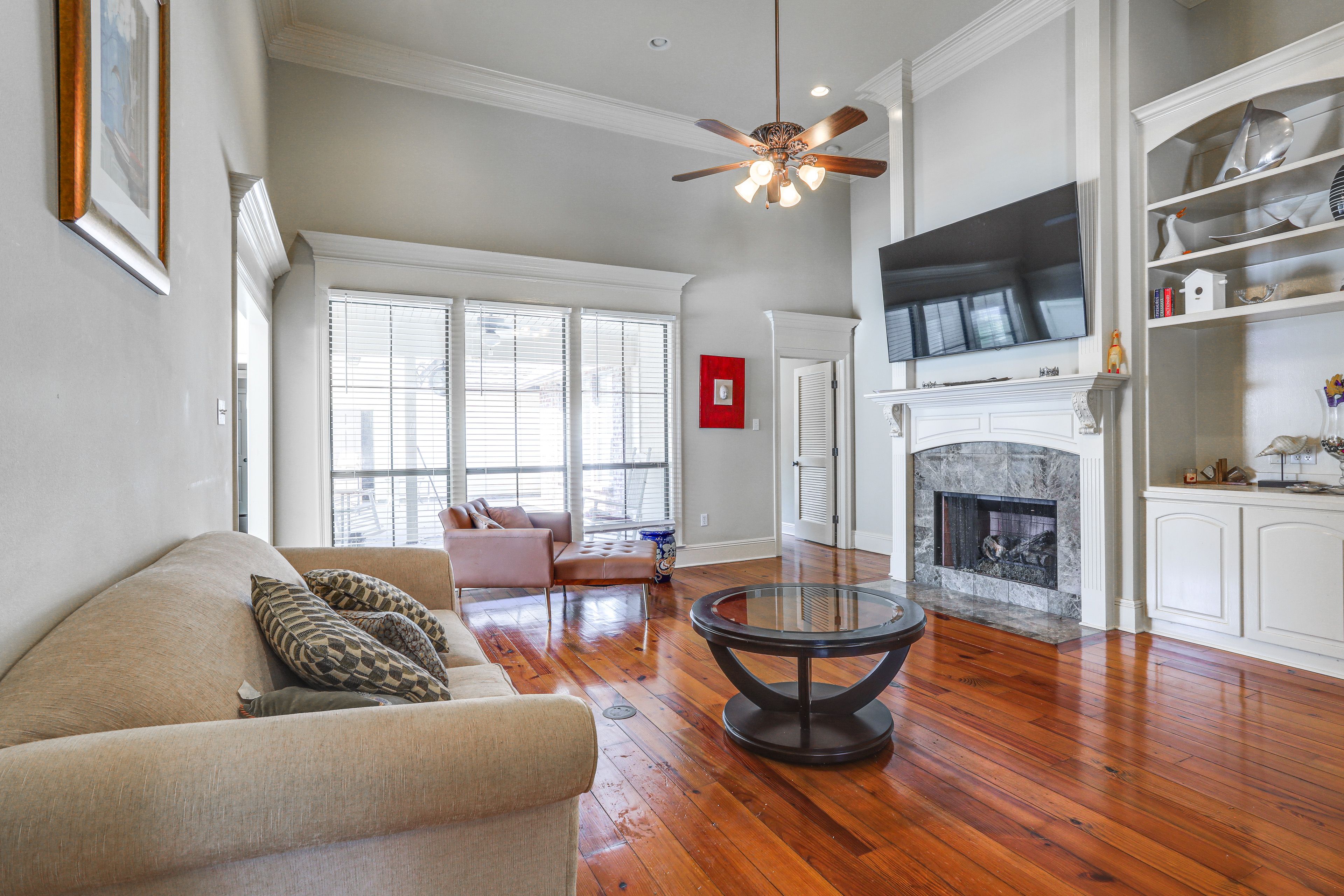 Living Room | Free WiFi | Central Heating & A/C | Smart TV