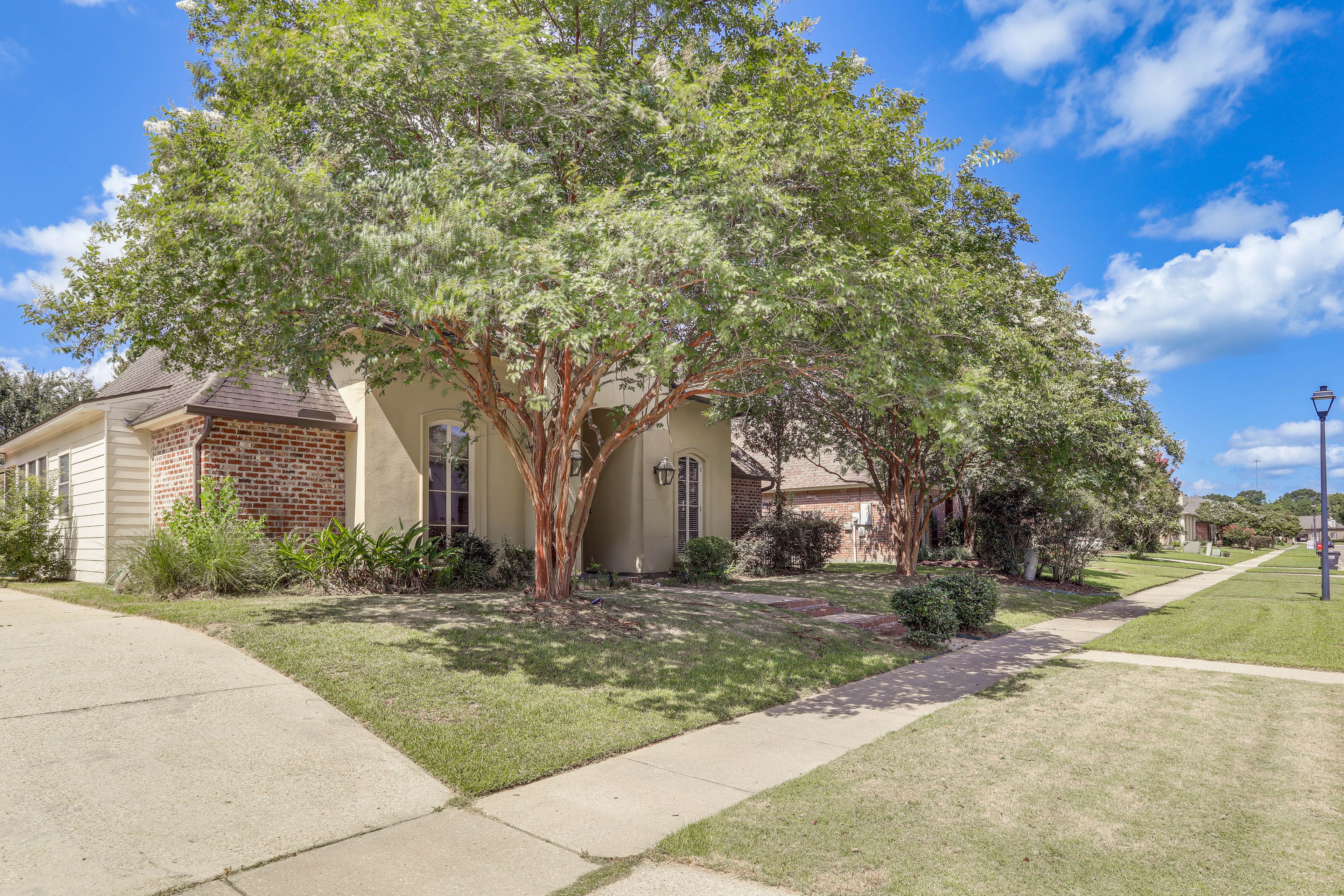 Exterior | Driveway (6 Vehicles)