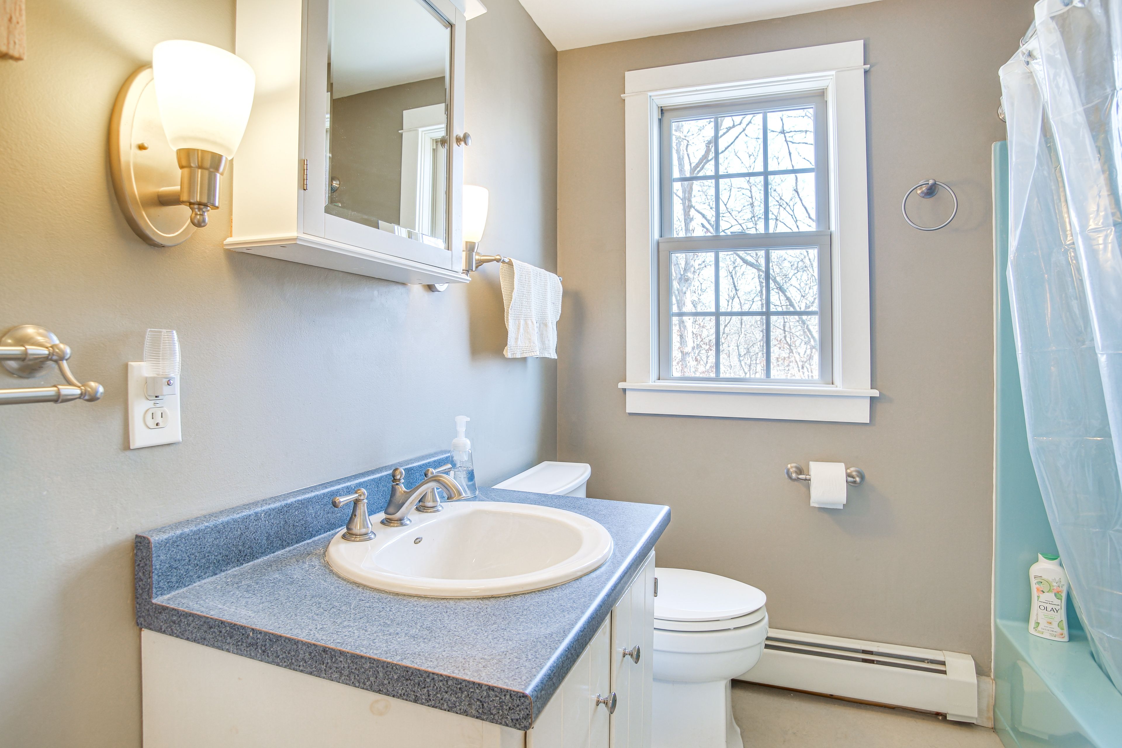 Full Bathroom | 2nd Floor