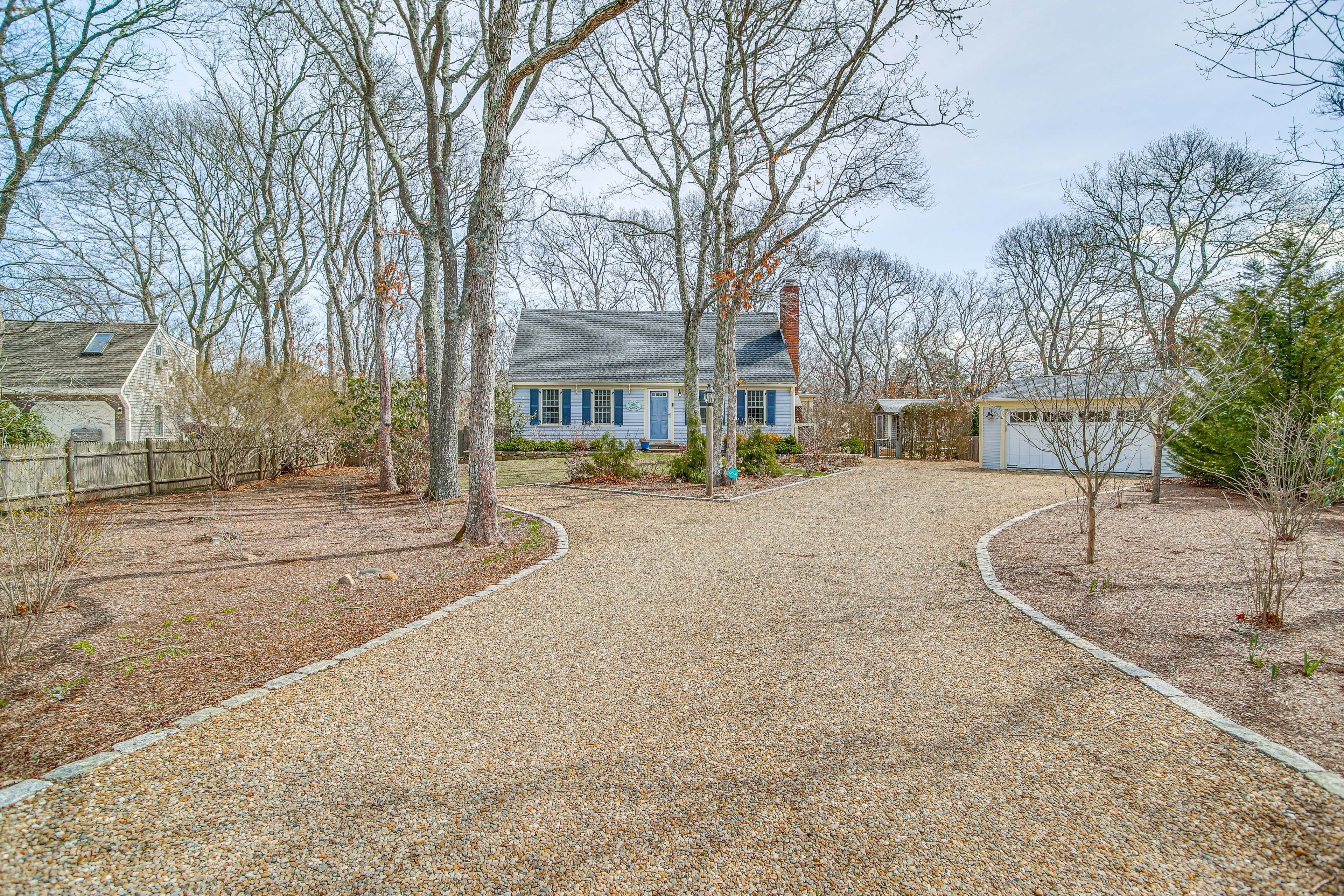 Parking | Gravel Driveway (4 Vehicles)