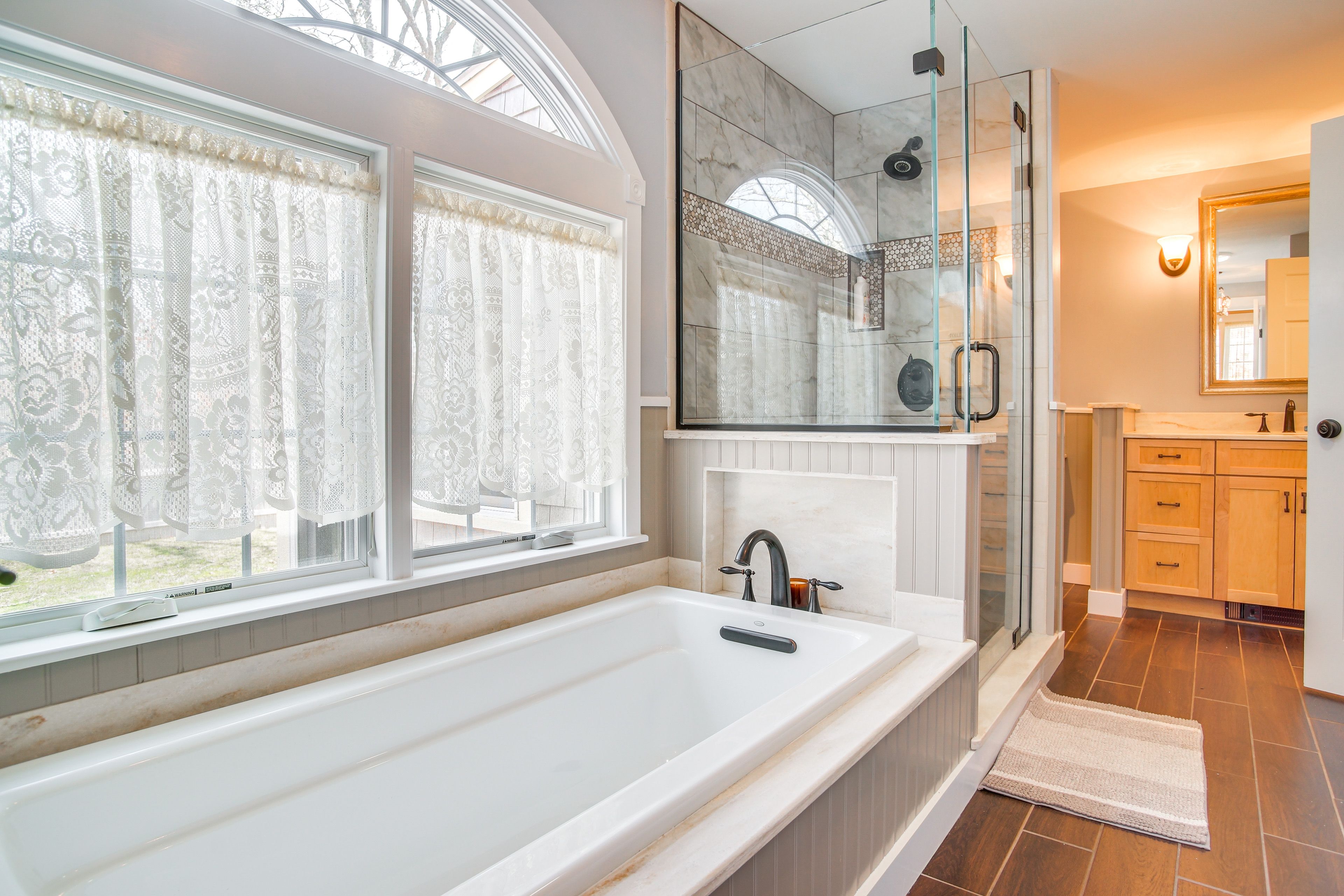 Full Bathroom | 1st Floor | Towels Provided | Hair Dryer