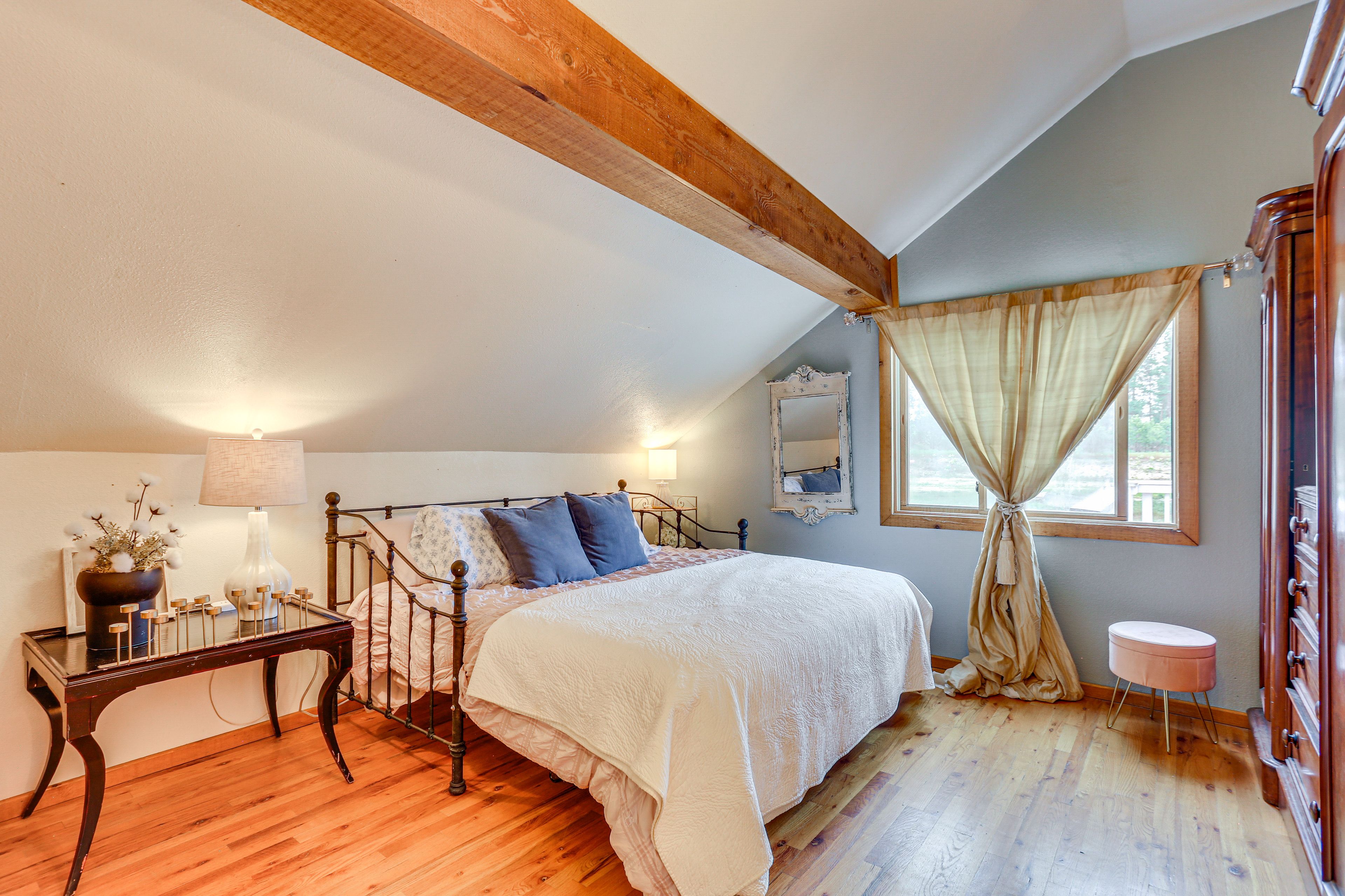 Bedroom 1 | King Bed | Twin Bed | Linens