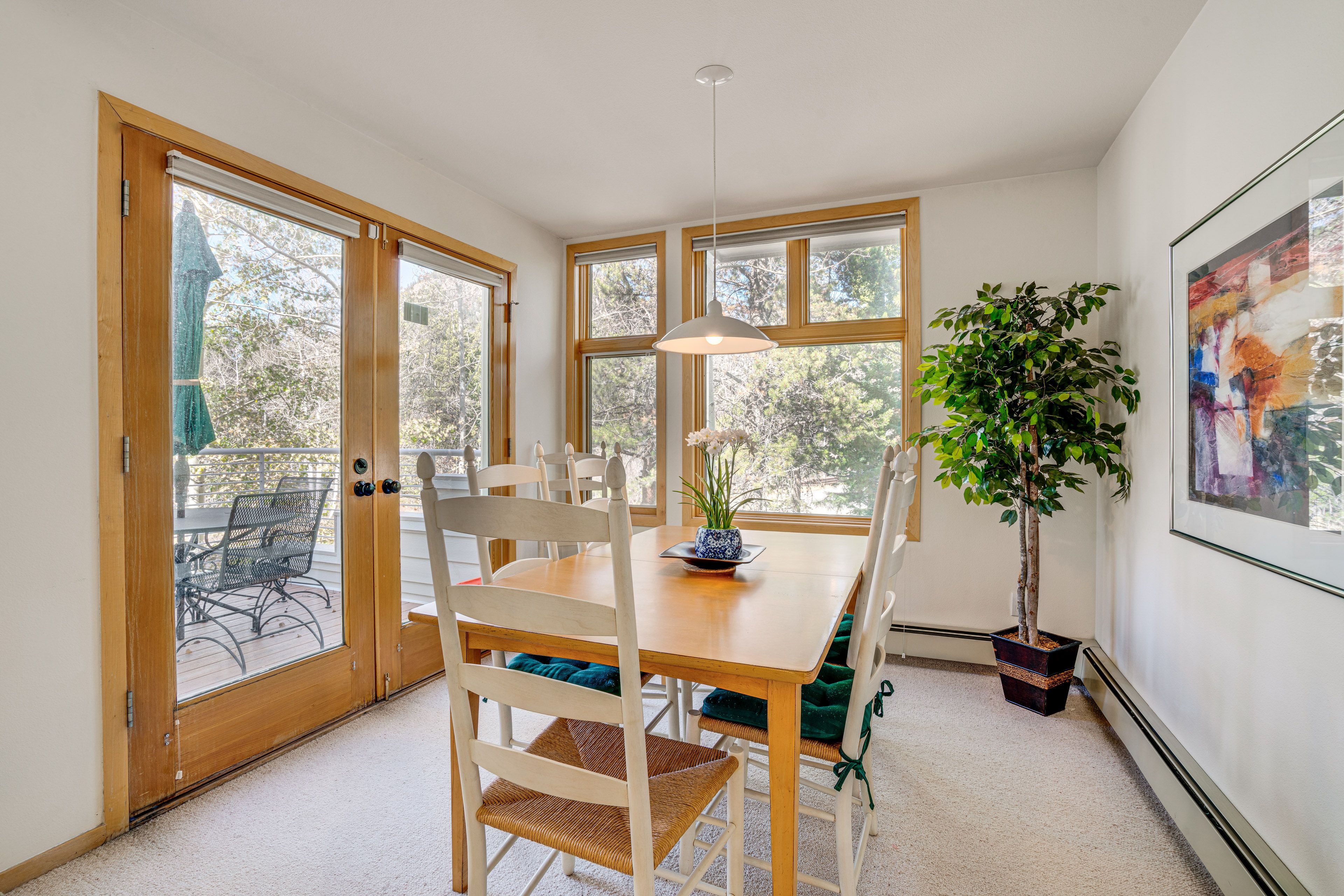 Dining Area | Dishware/Flatware Provided | 1st Floor