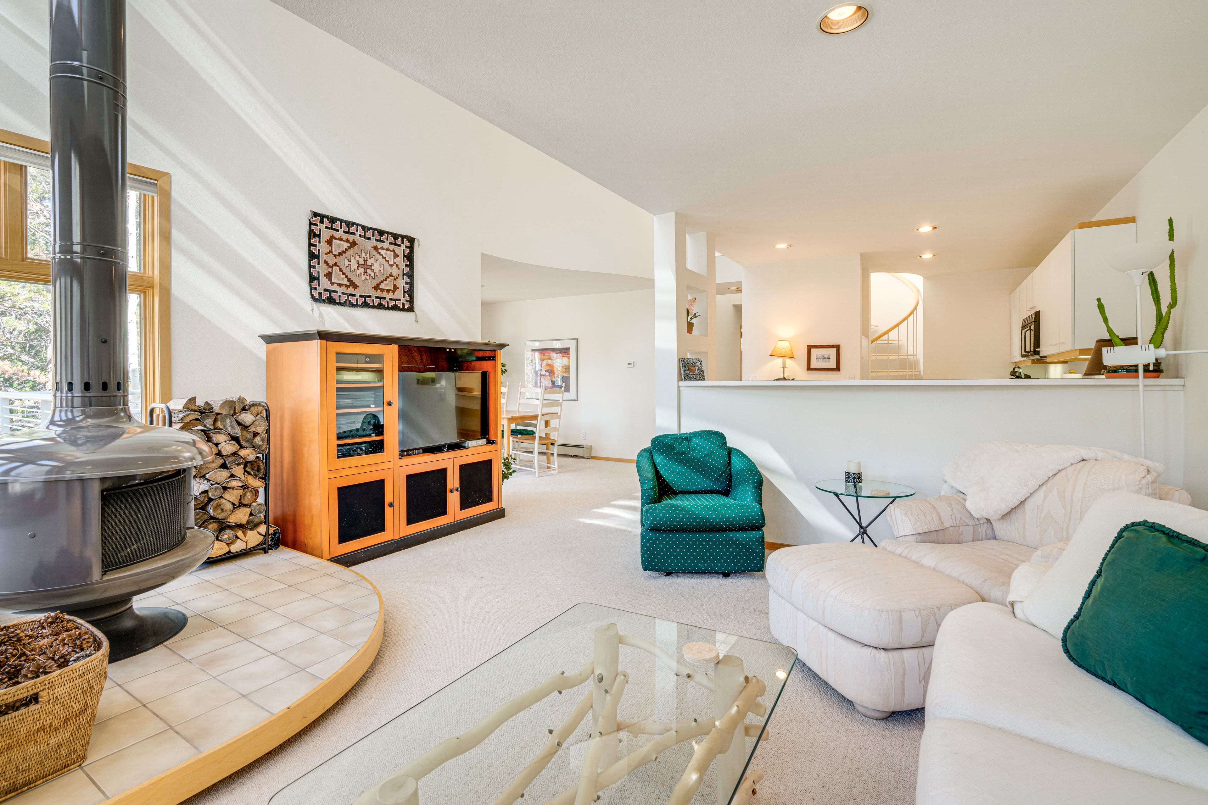 Living Room | Free WiFi | Central Heating | Queen Sleeper Sofa | 1st Floor