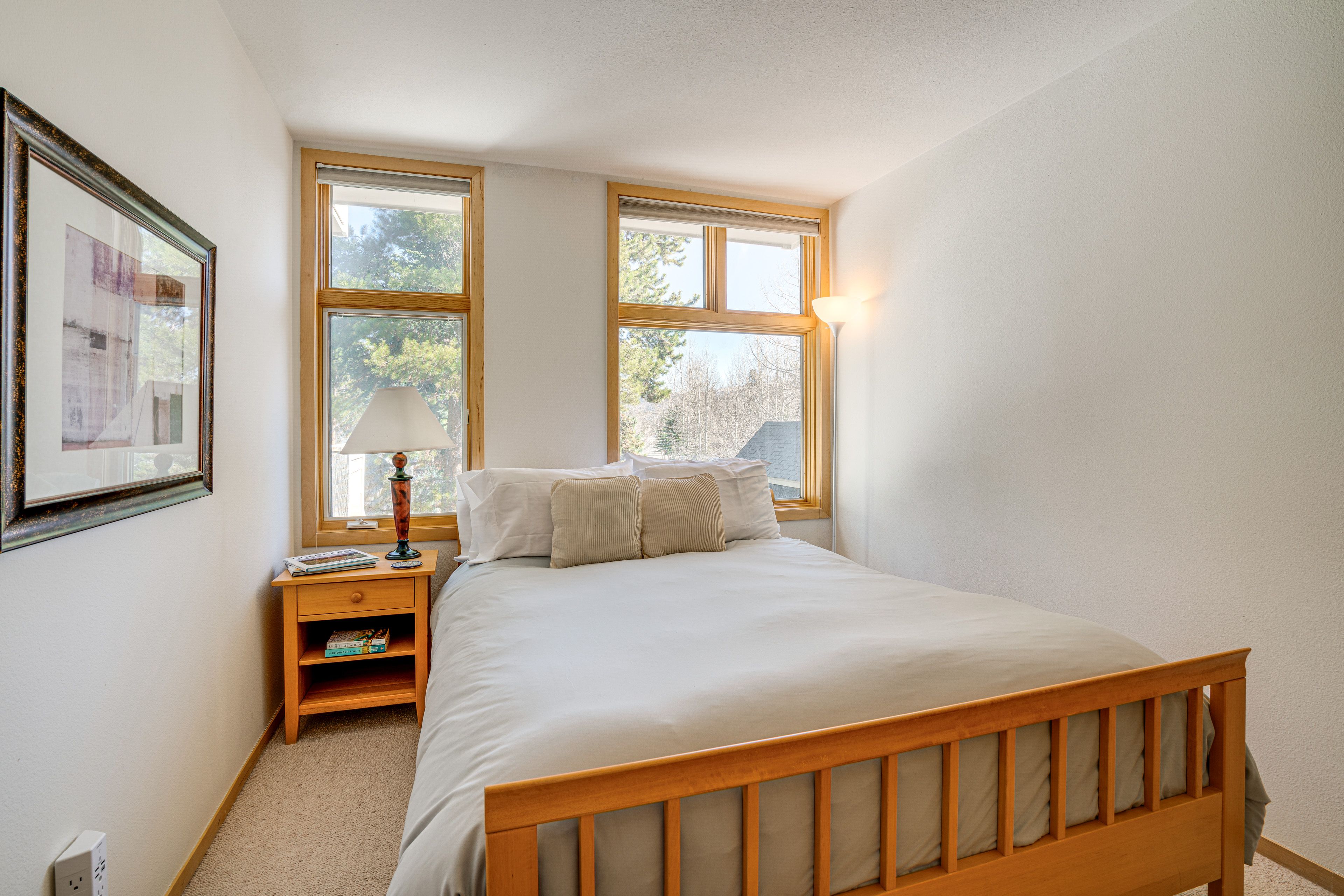 Bedroom 1 | Queen Bed | Linens Provided | 1st Floor