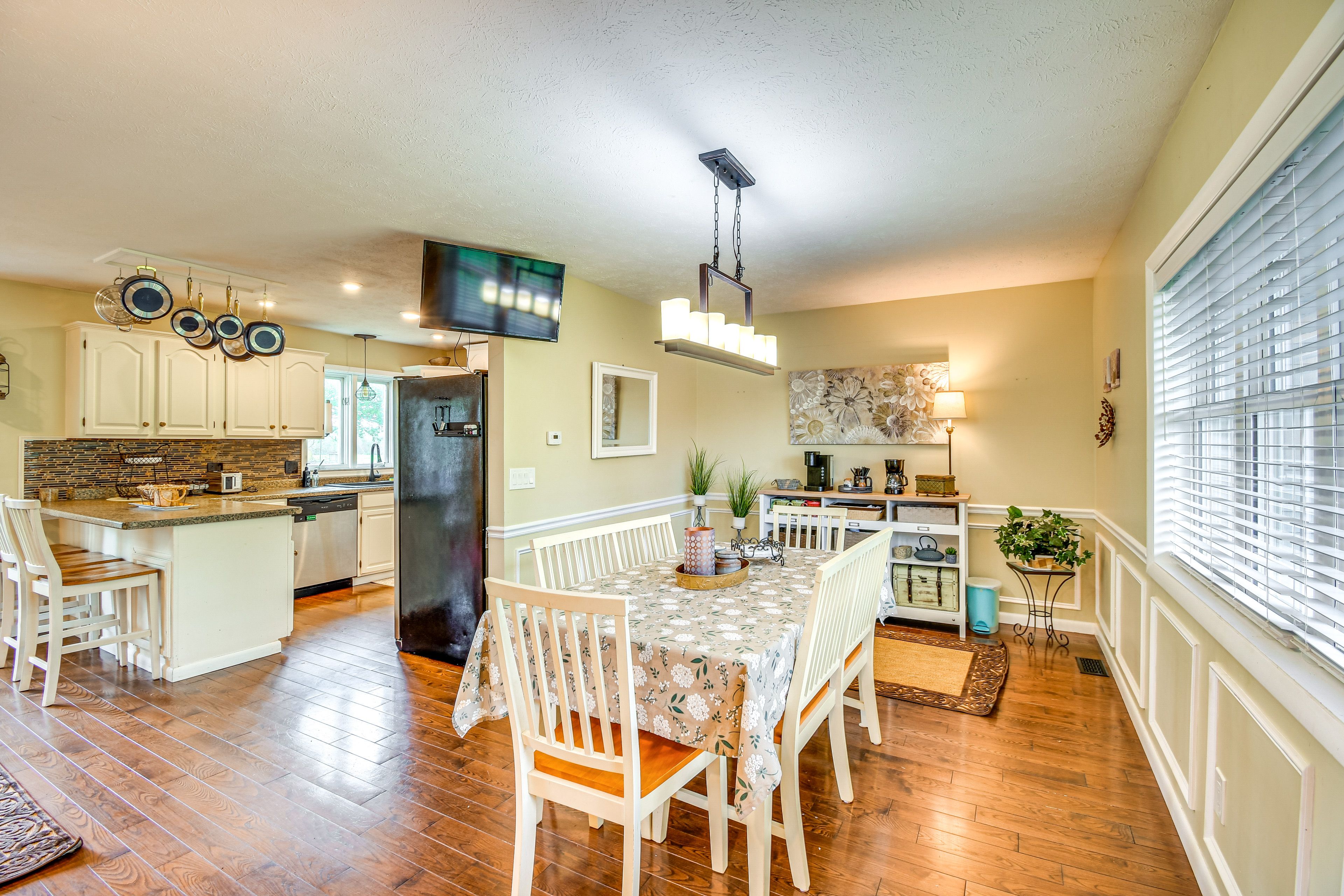 Dining Area/Kitchen | 1st Floor | Open Floor Plan | Keurig & Drip Coffee Makers