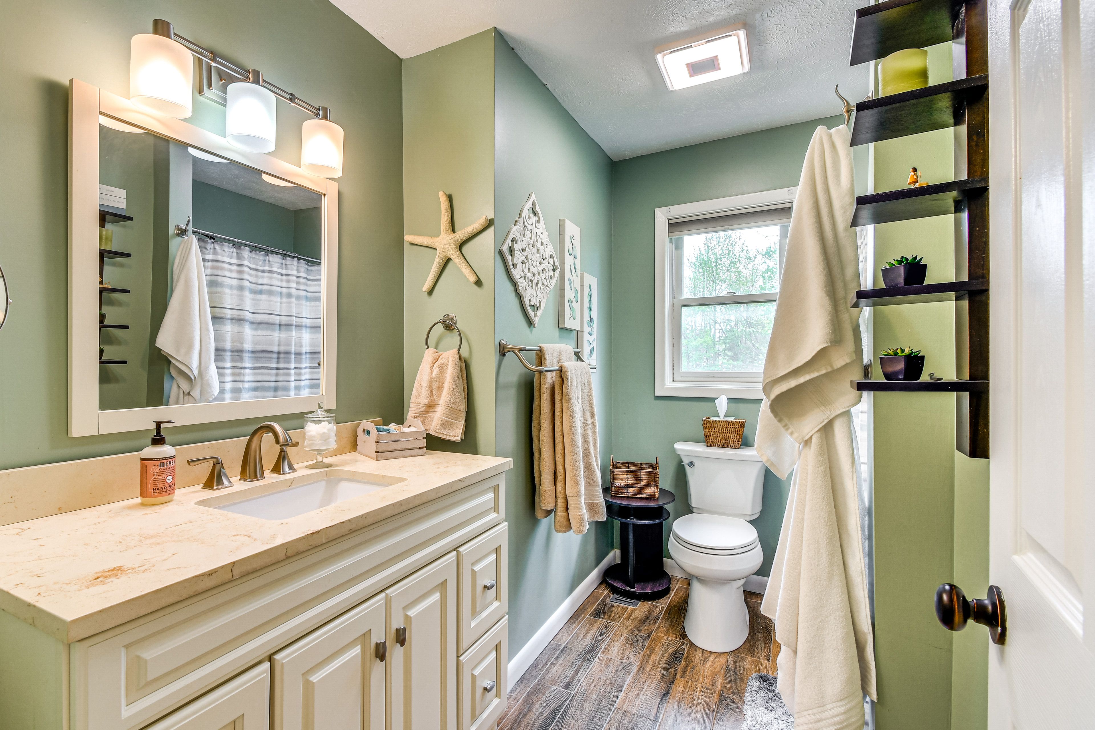 Full Bathroom | Upper Level | Towels Provided