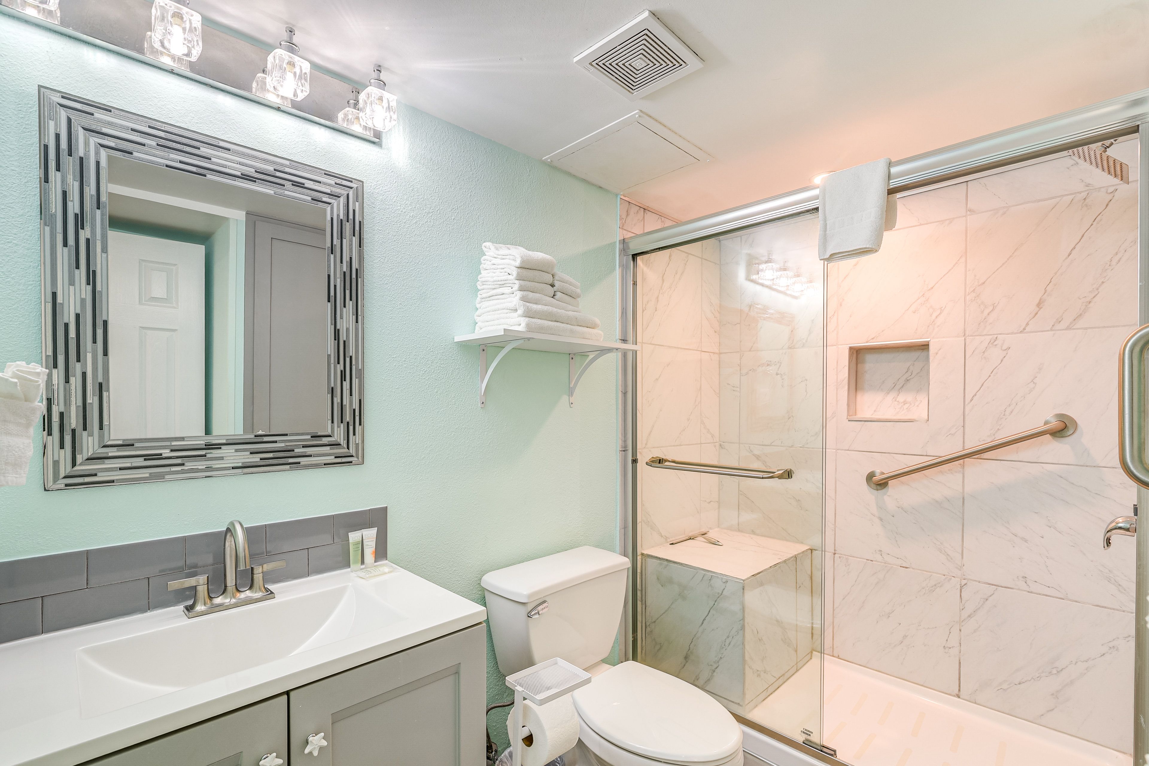 Full Bathroom | Towels Provided | Complimentary Toiletries