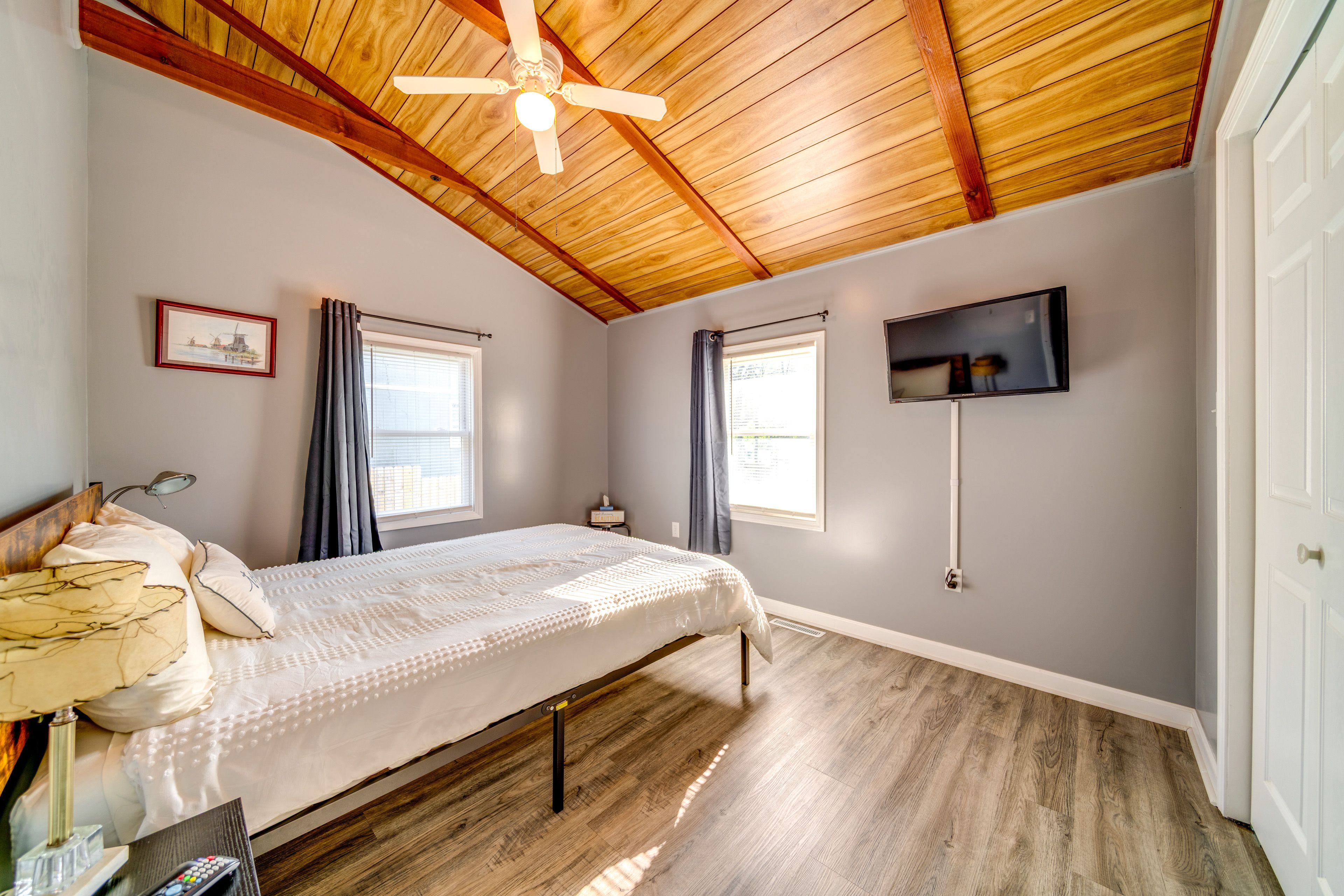 Bedroom 2 | Queen Bed | Smart TV