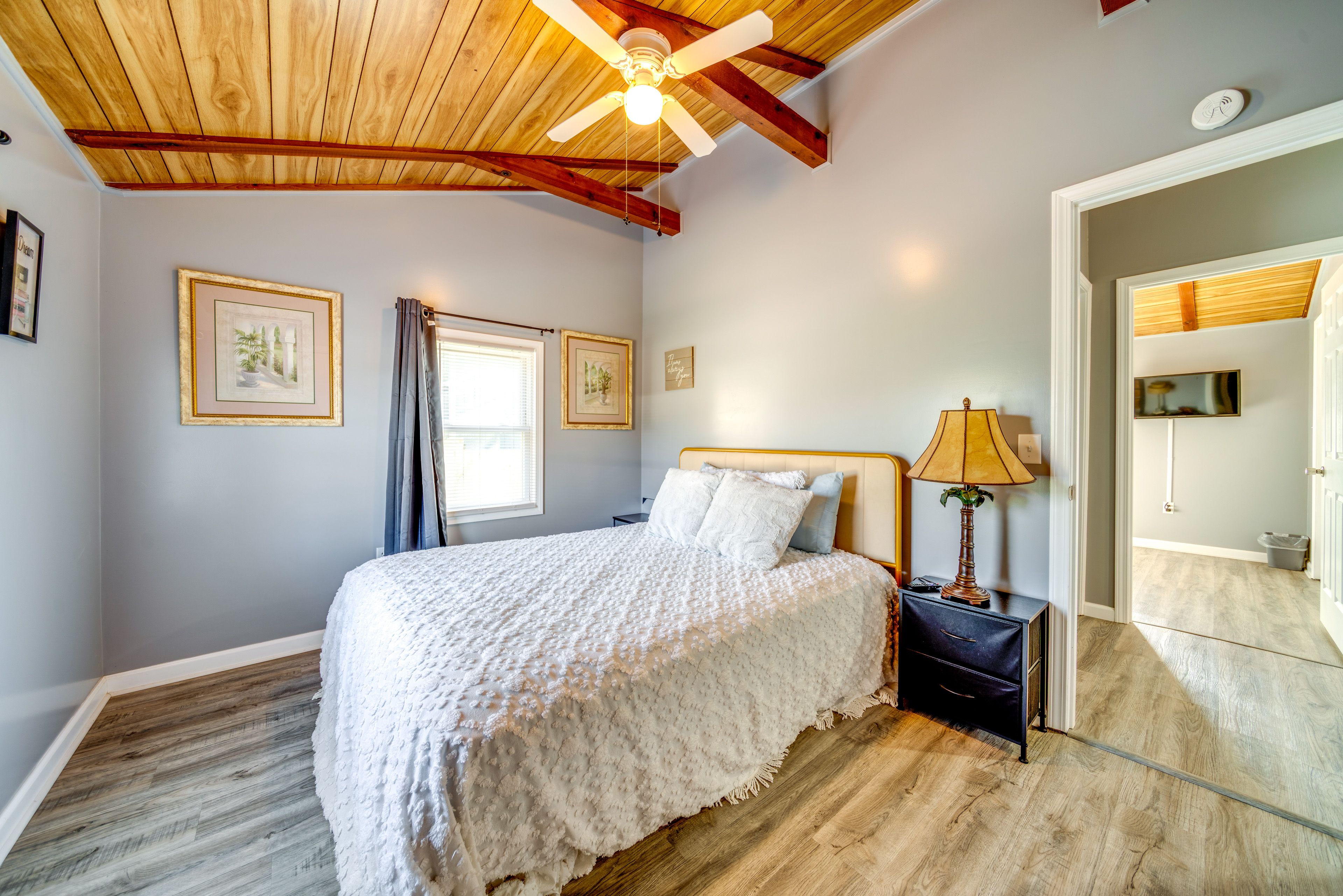 Bedroom 1 | Queen Bed | Smart TV