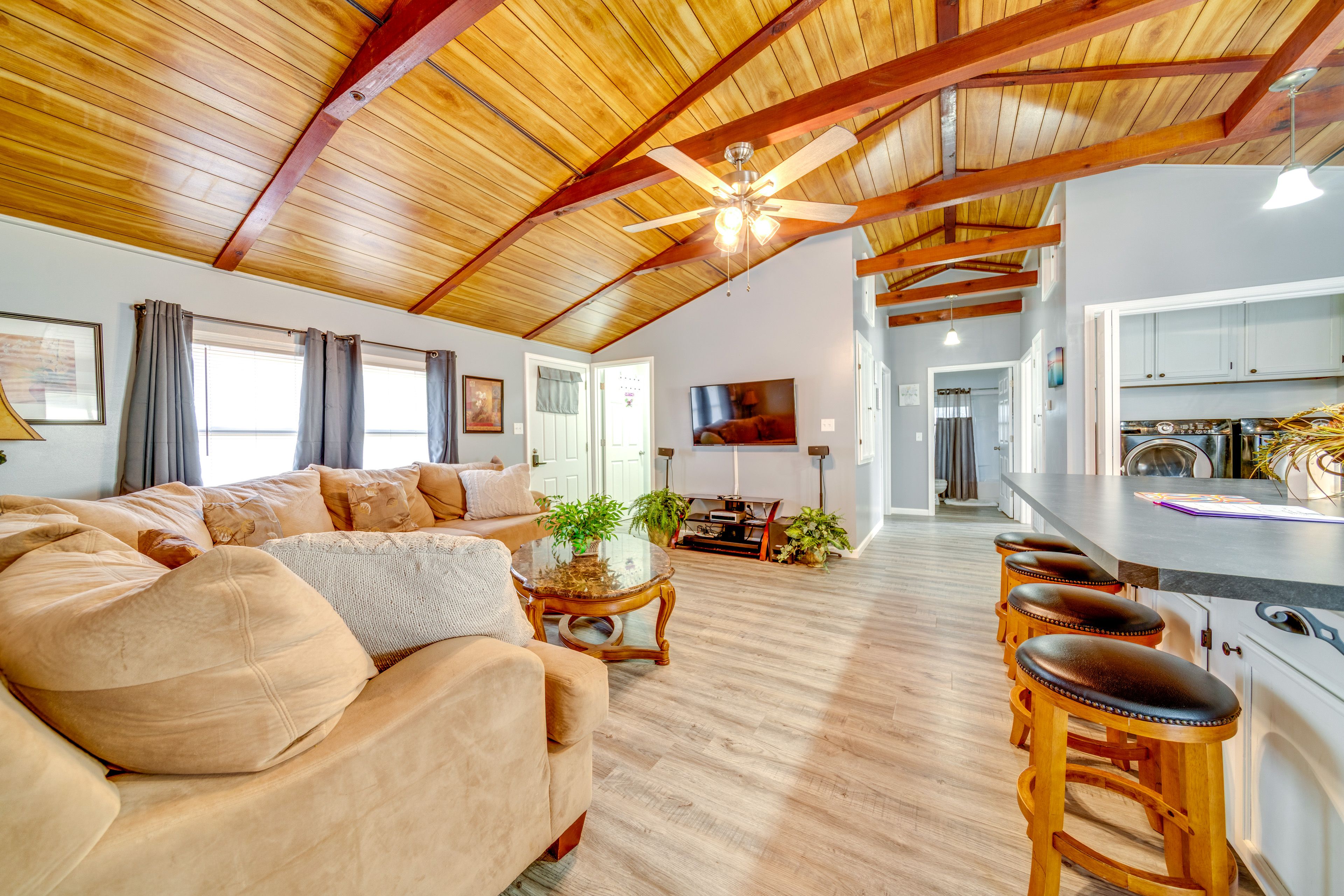 Living Room | Smart TV | Free WiFi | Single-Story Home