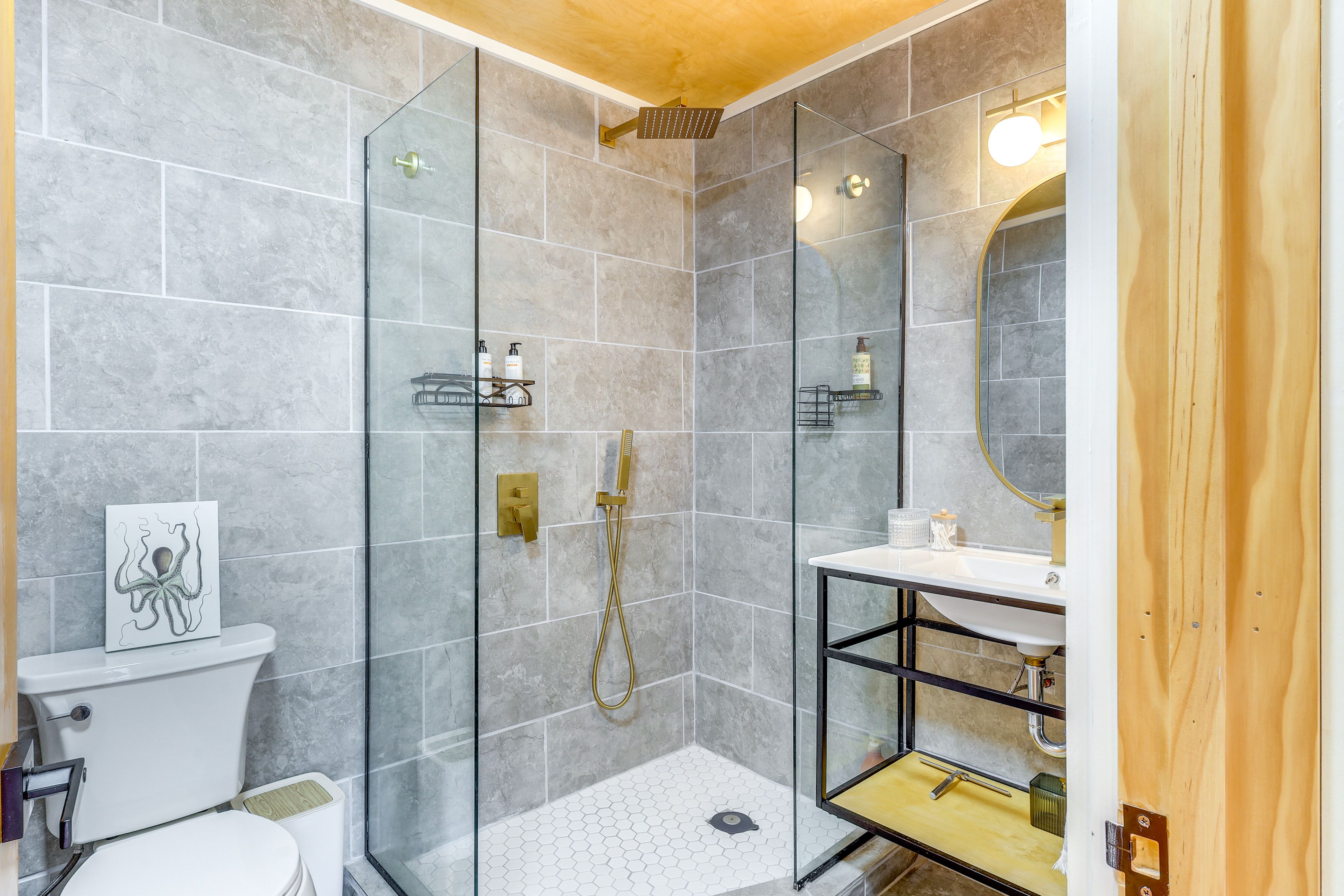 Full Bathroom | Towels Provided | Hair Dryer