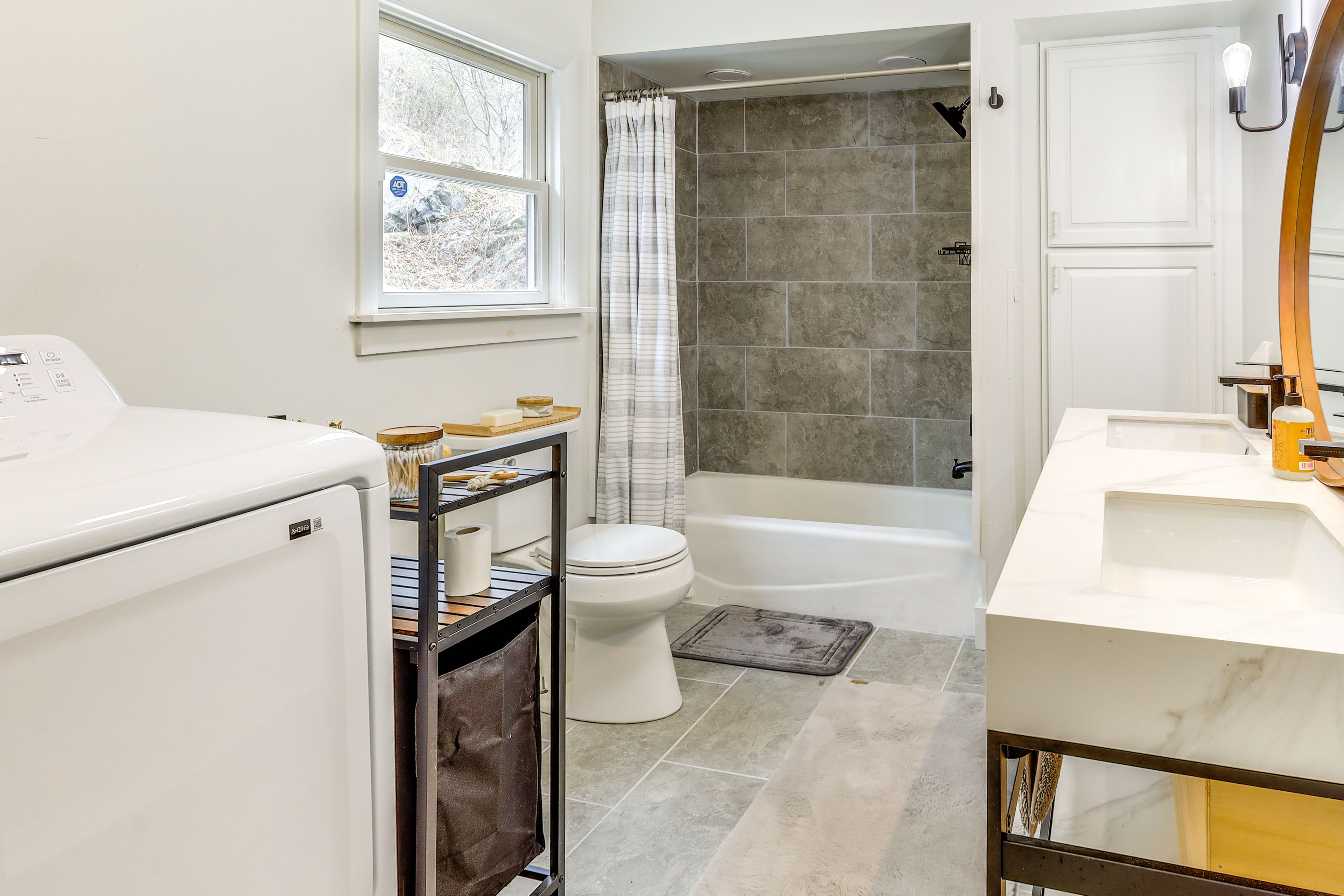 Full Bathroom | Washer/Dryer