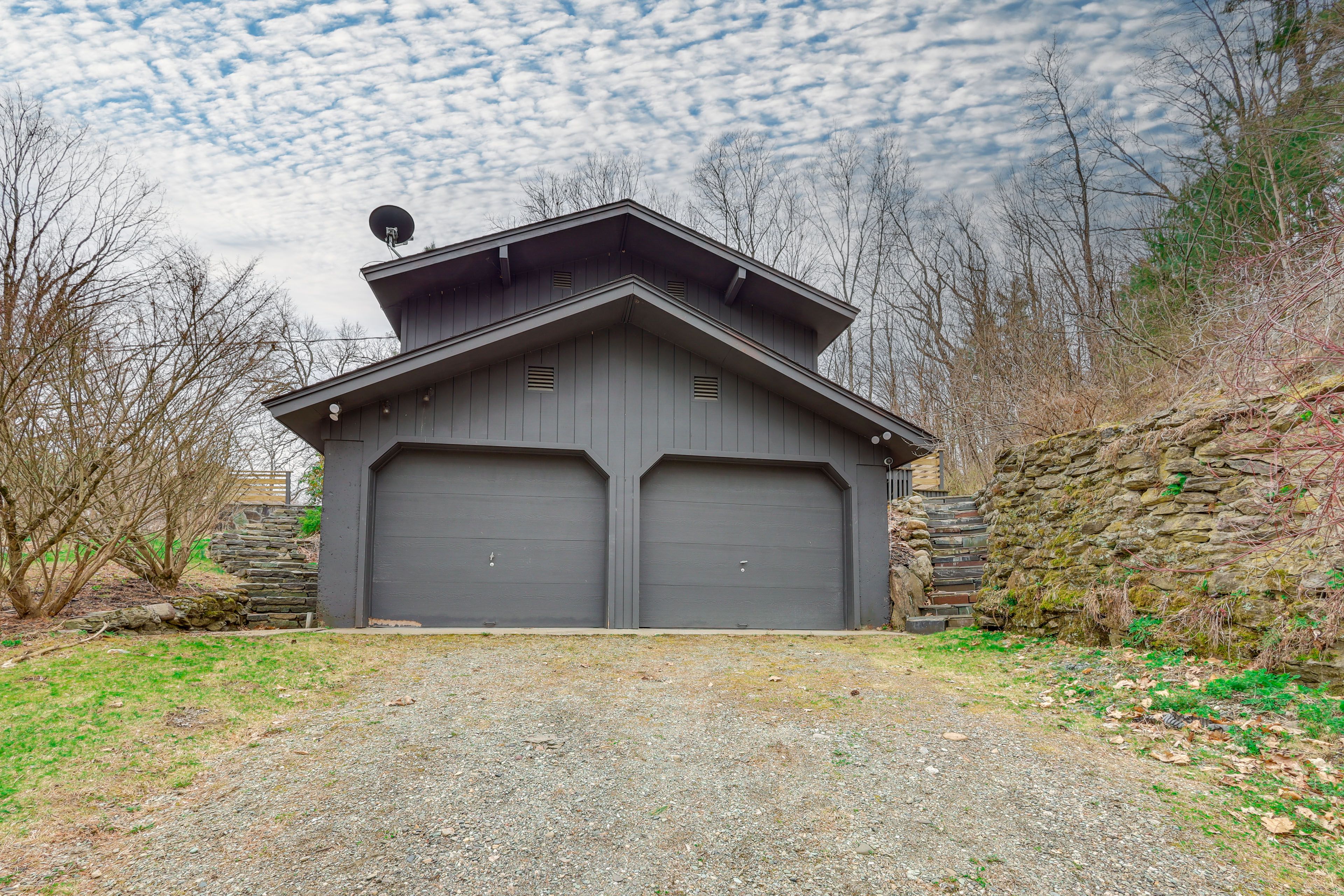 Parking | Garage (1 Vehicle) | Steep Gravel Driveway (5 Vehicles)