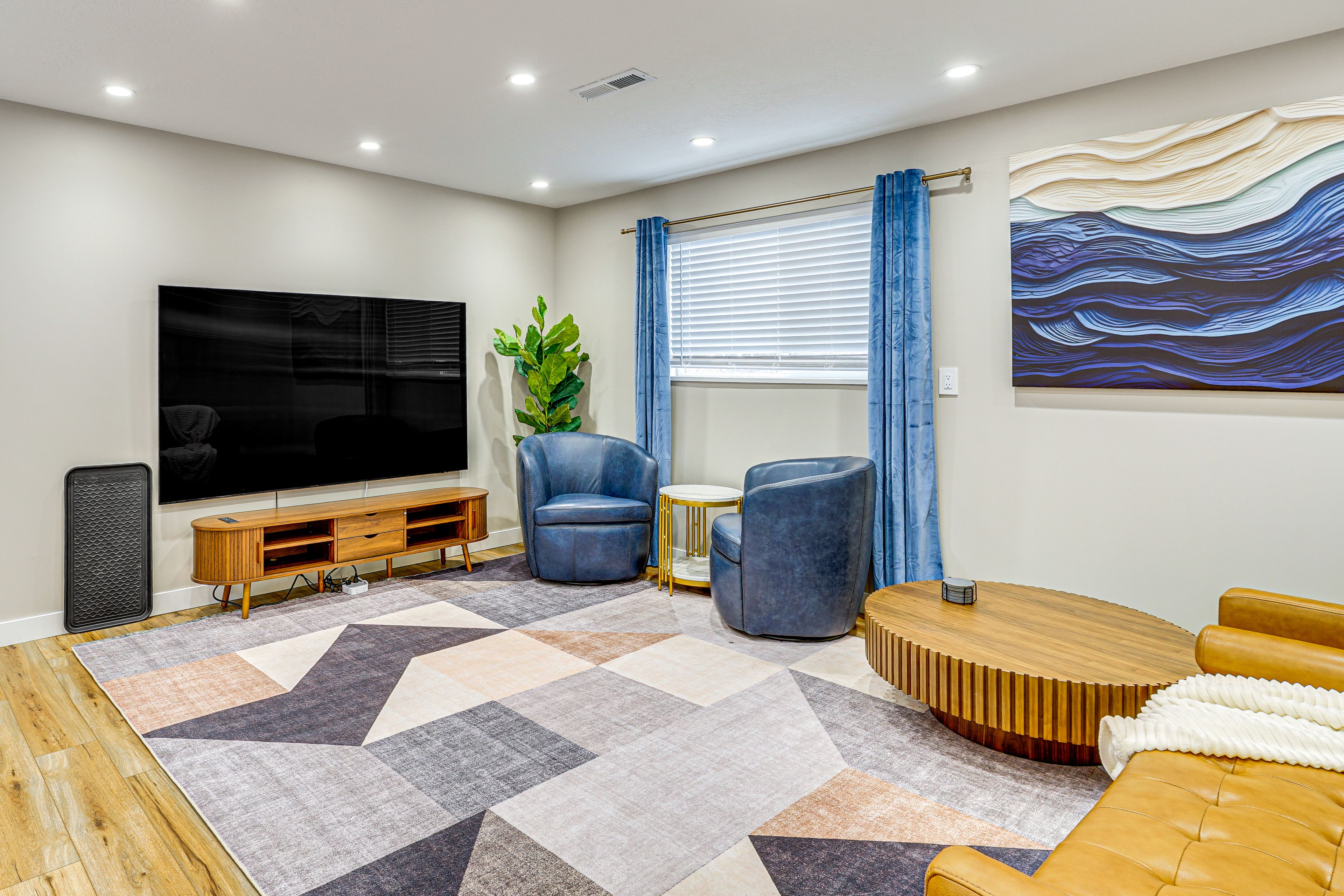 Living Room | Free WiFi | Smart TV | Central A/C