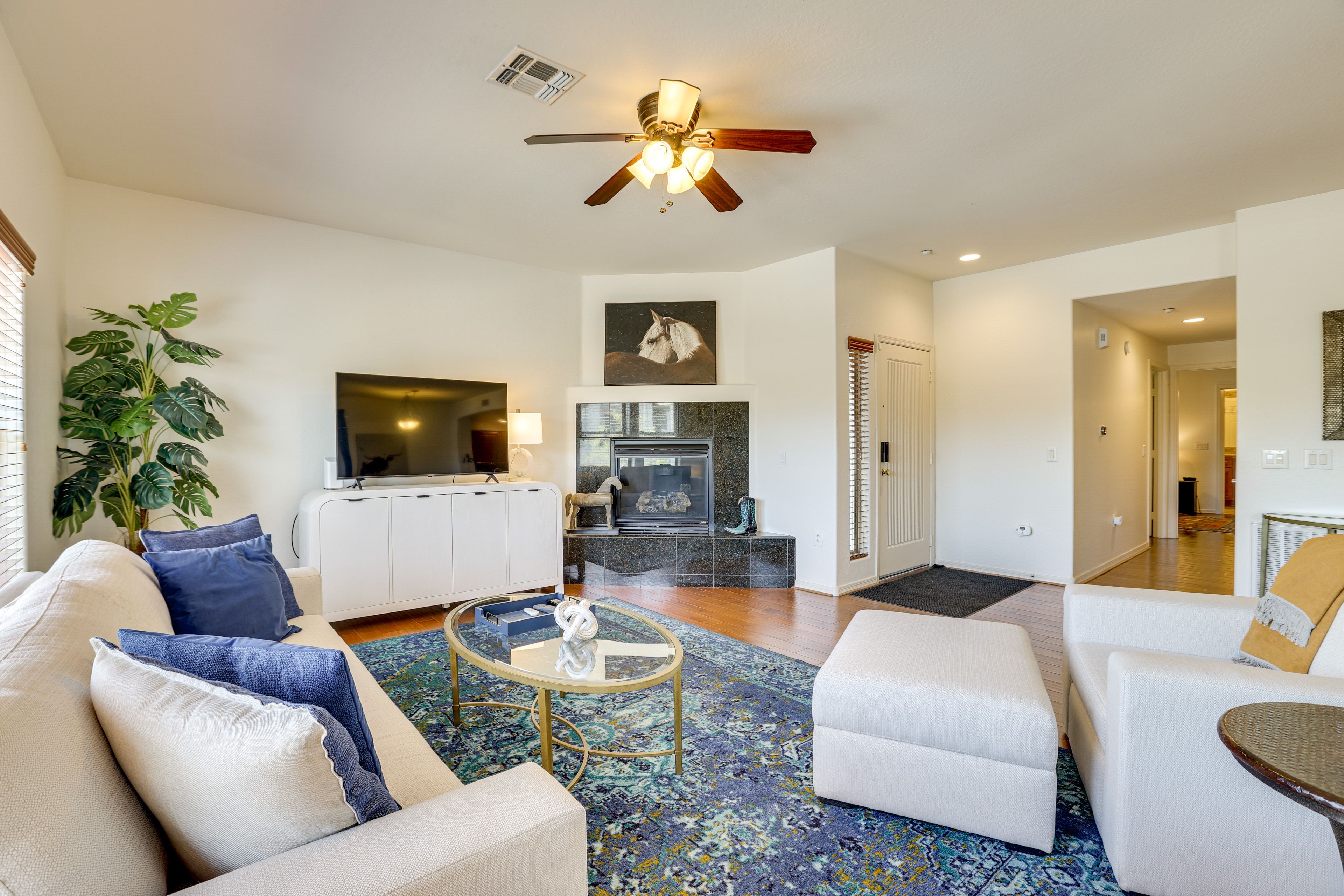 Living Room | Free WiFi | Central A/C & Heat | Smart TV