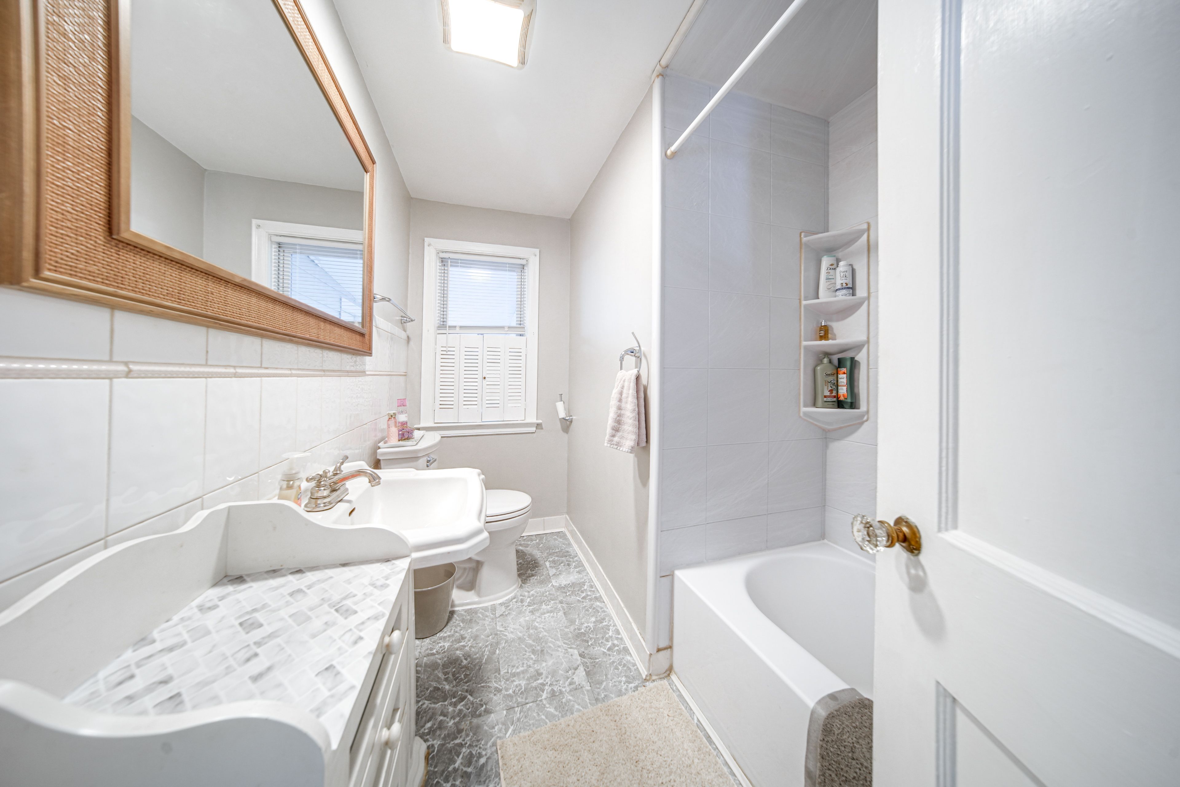 Full Bathroom | Towels Provided