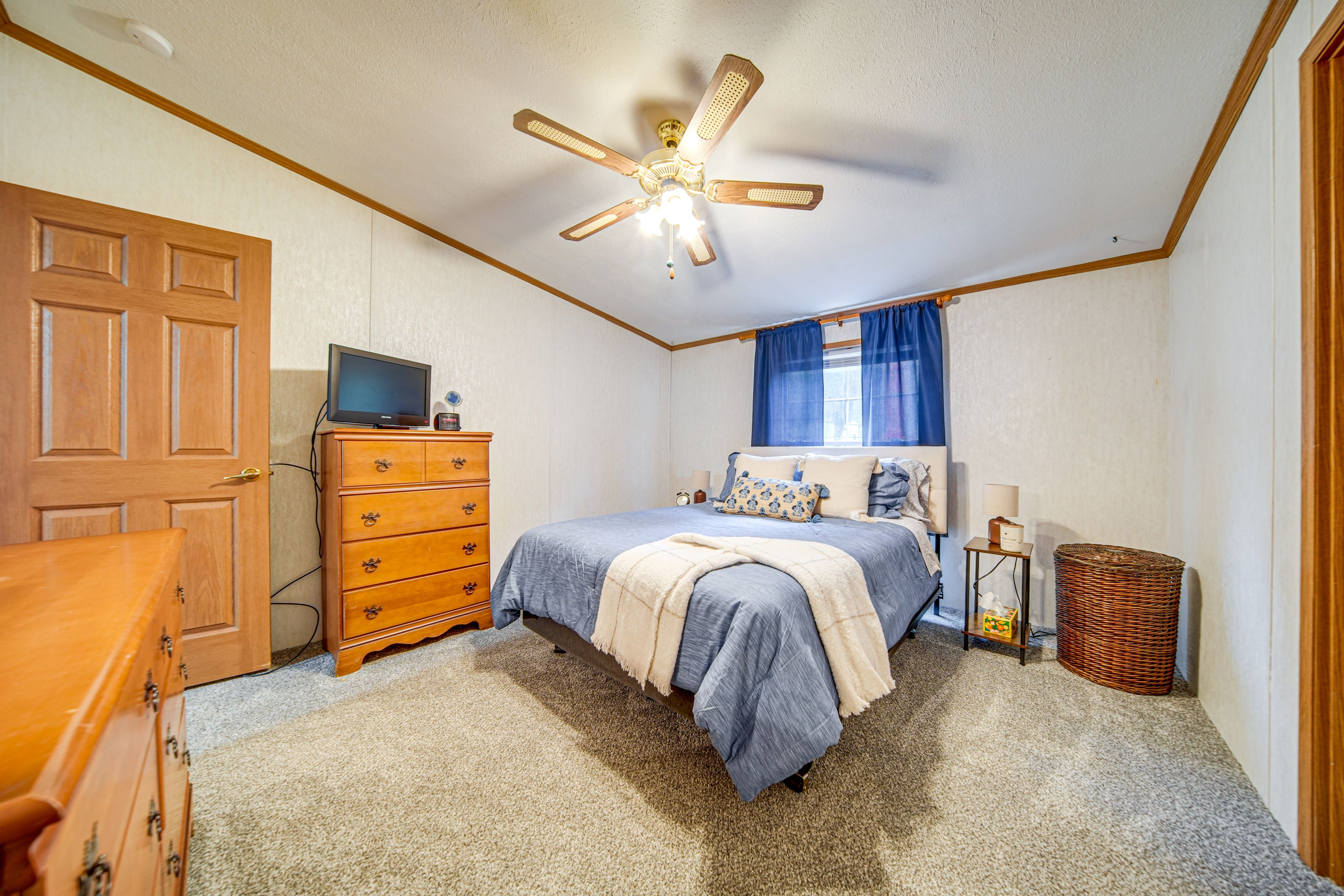 Bedroom 1 | Queen Bed