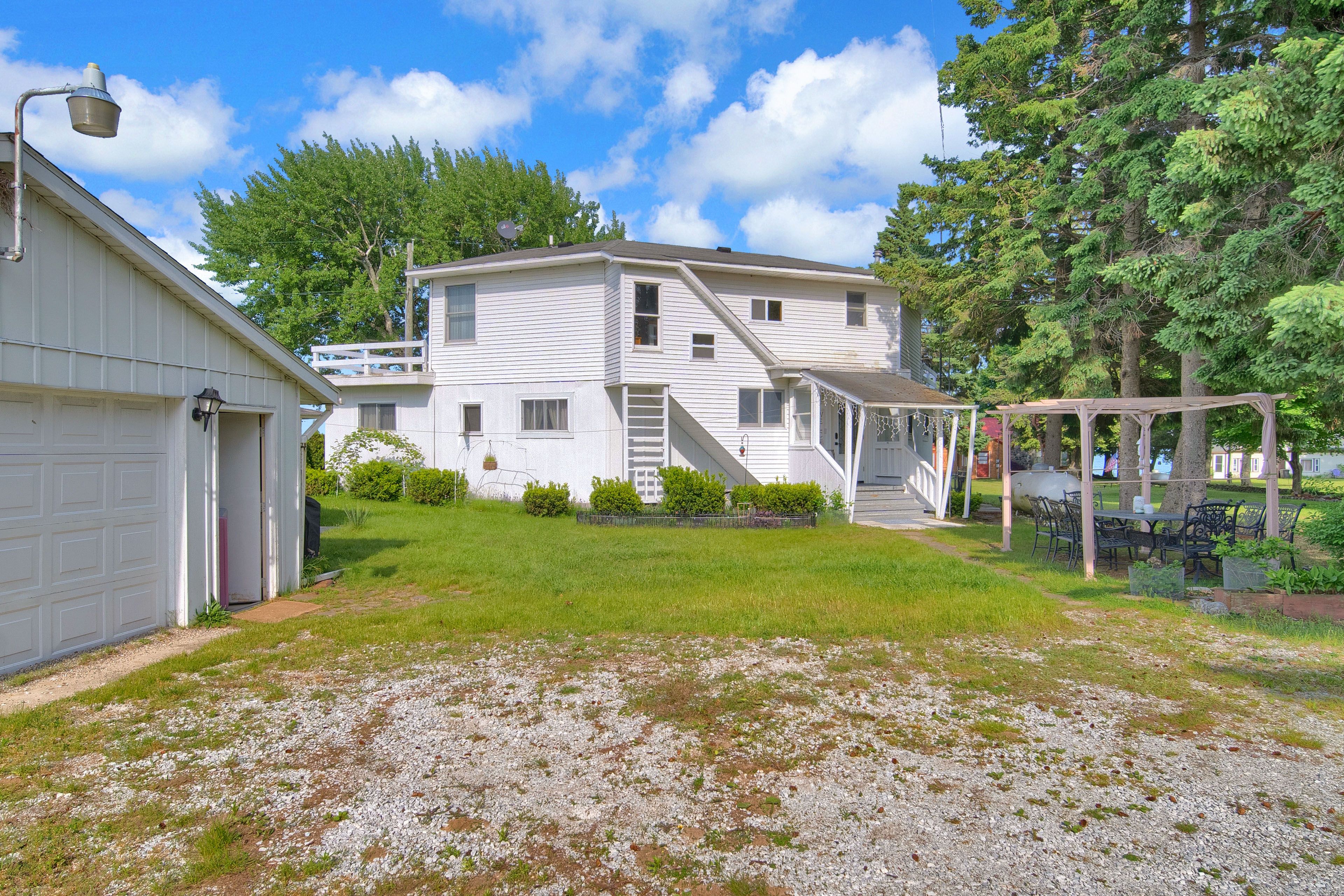 Property Exterior | Driveway Parking (6 Vehicles) | RV/Trailer Parking