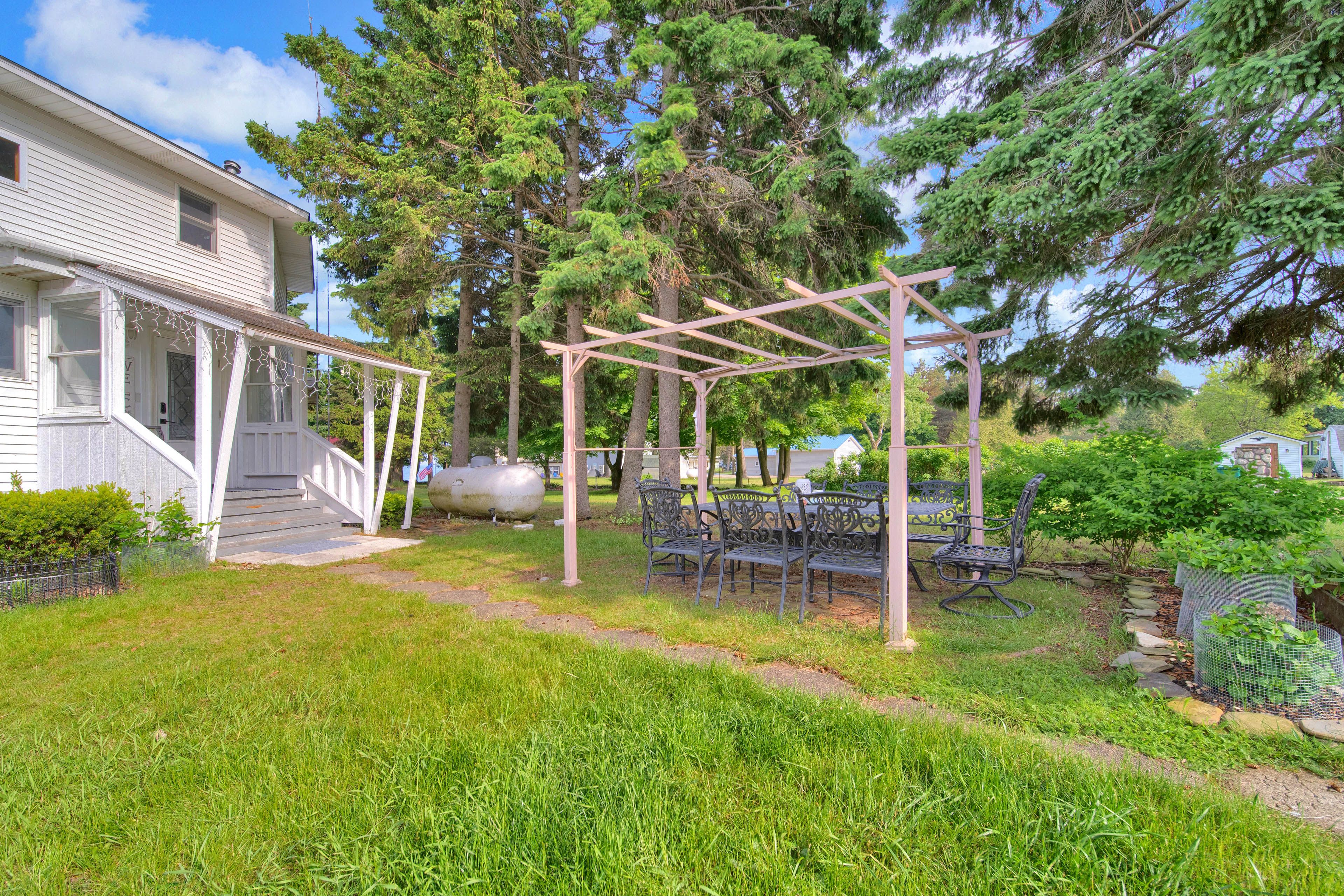 Pergola w/ Dining Area