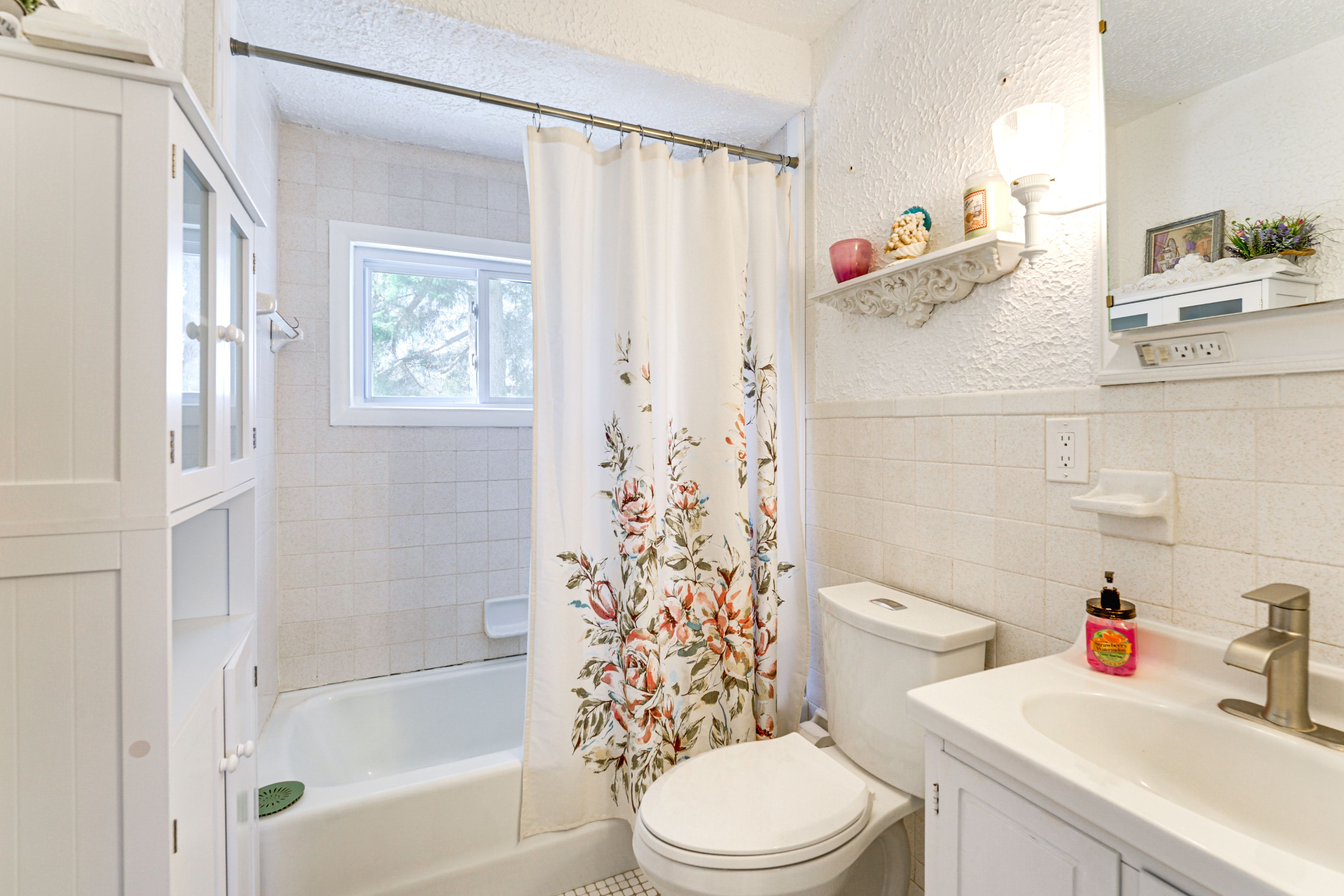 Full Bathroom | 1st Floor | Towels Provided