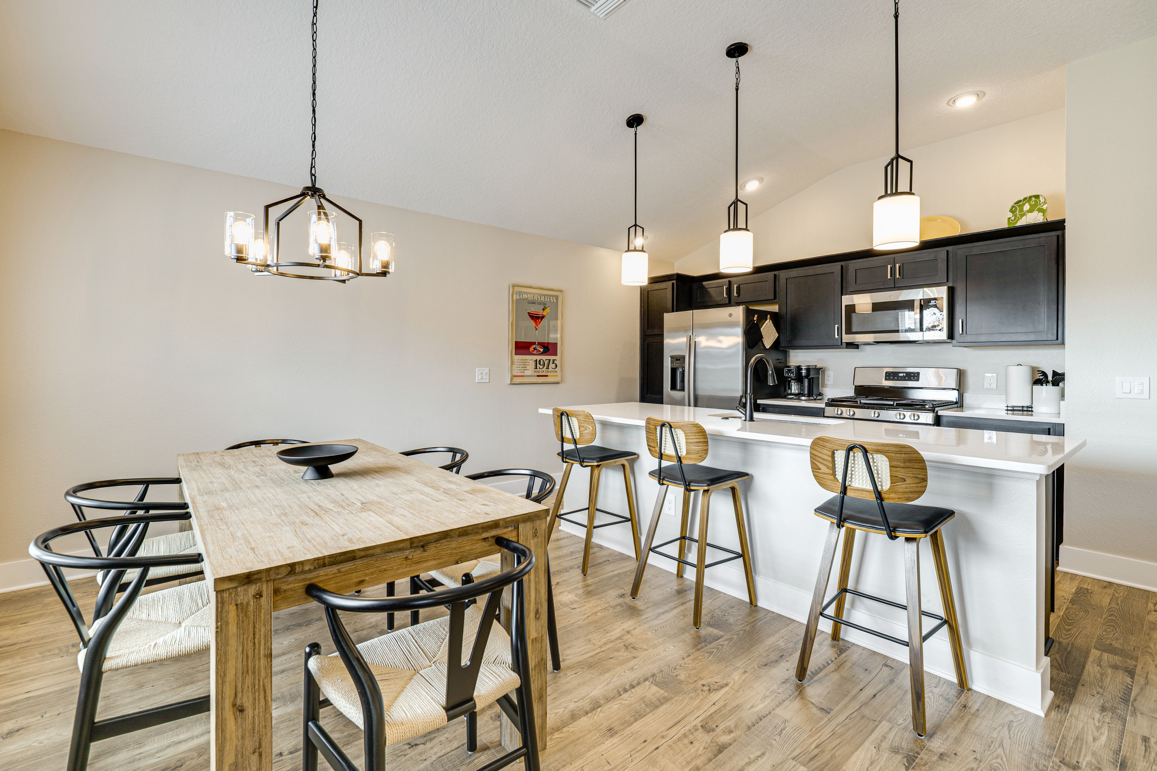 Kitchen | Dining Table | Free WiFi | Central Air Conditioning/Heat