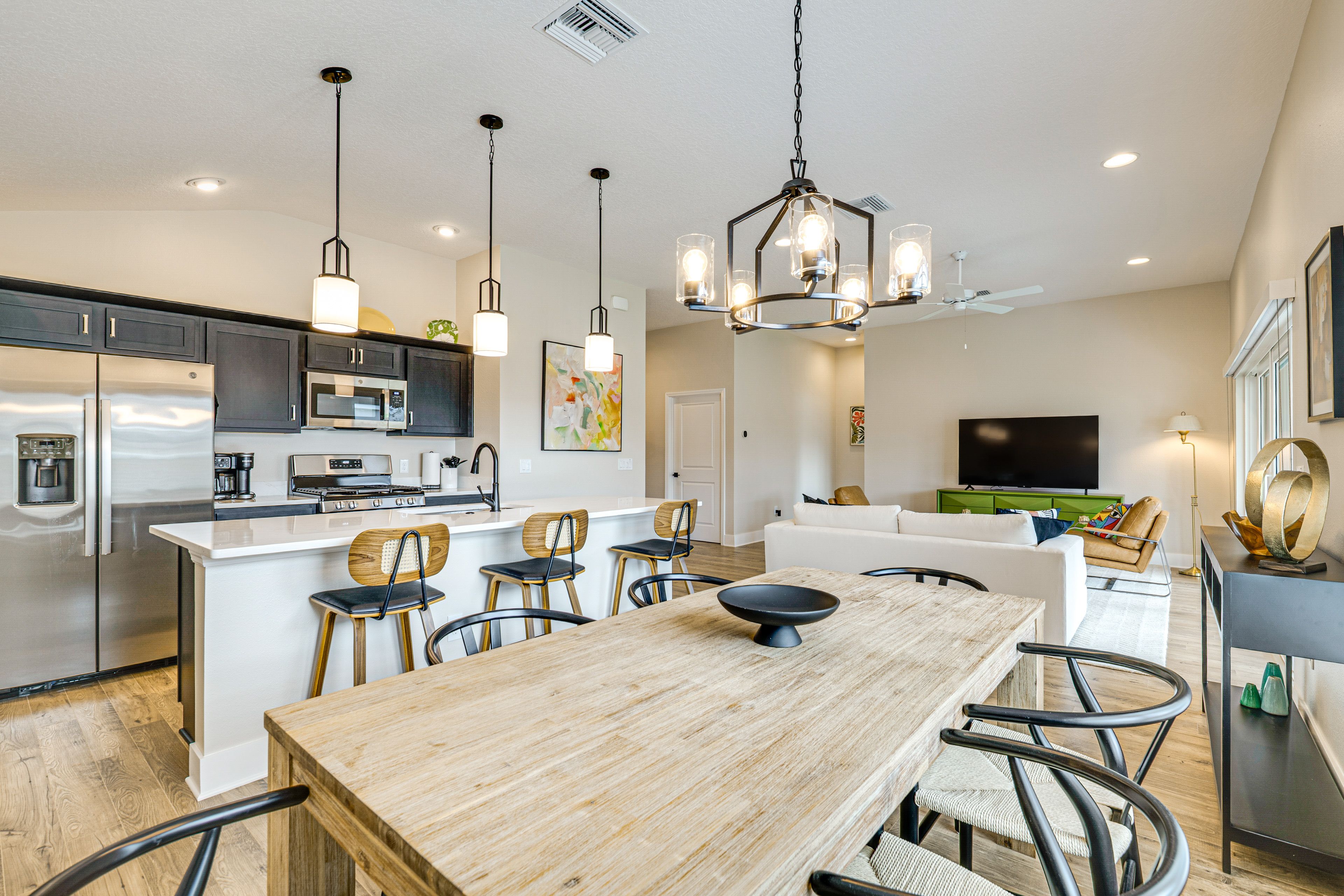 Dining Area | Dishware/Flatware Provided