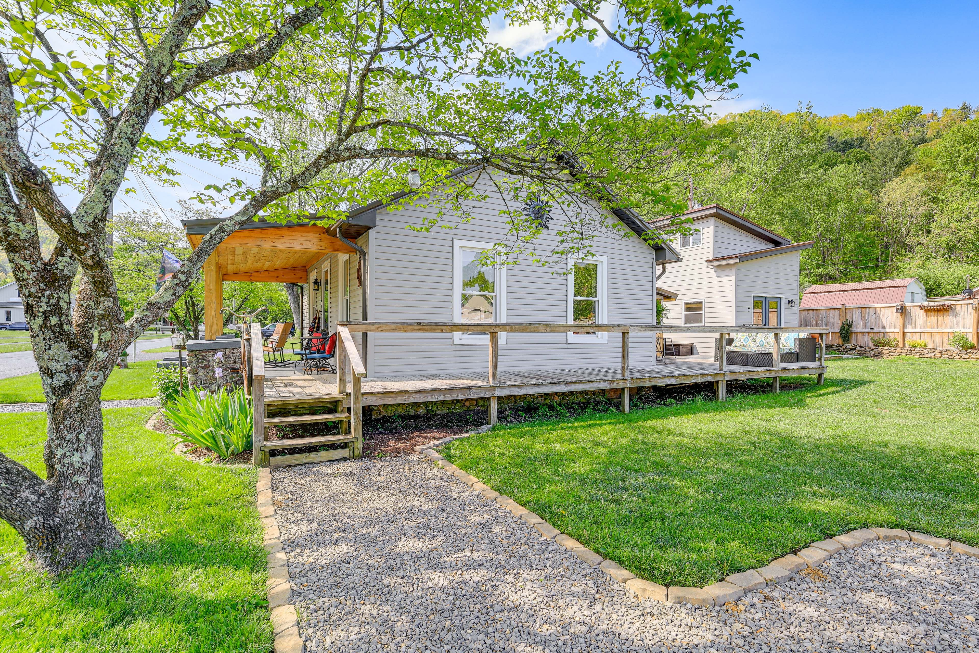 Cottage Exterior | Wraparound Deck