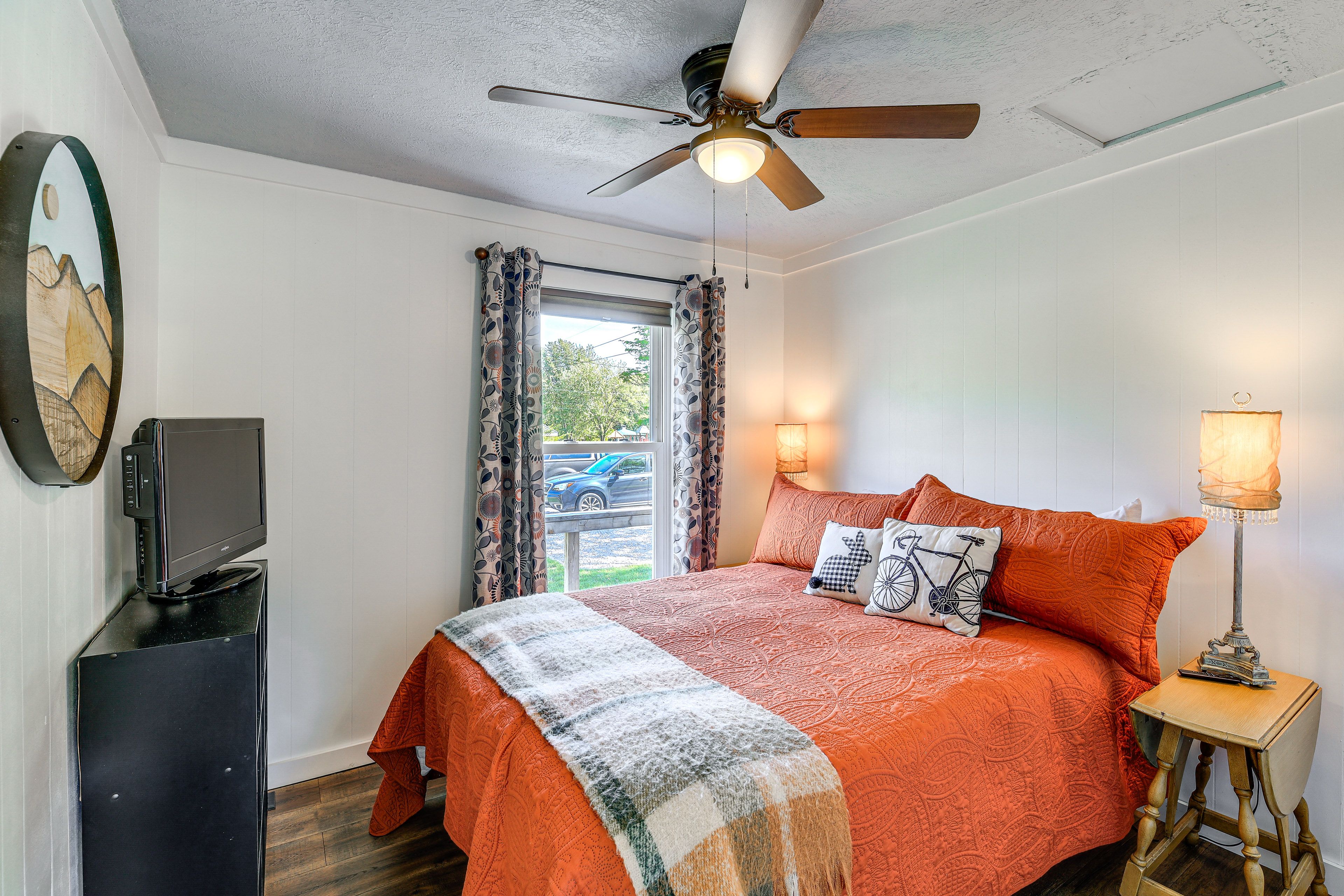 Bedroom | Queen Bed