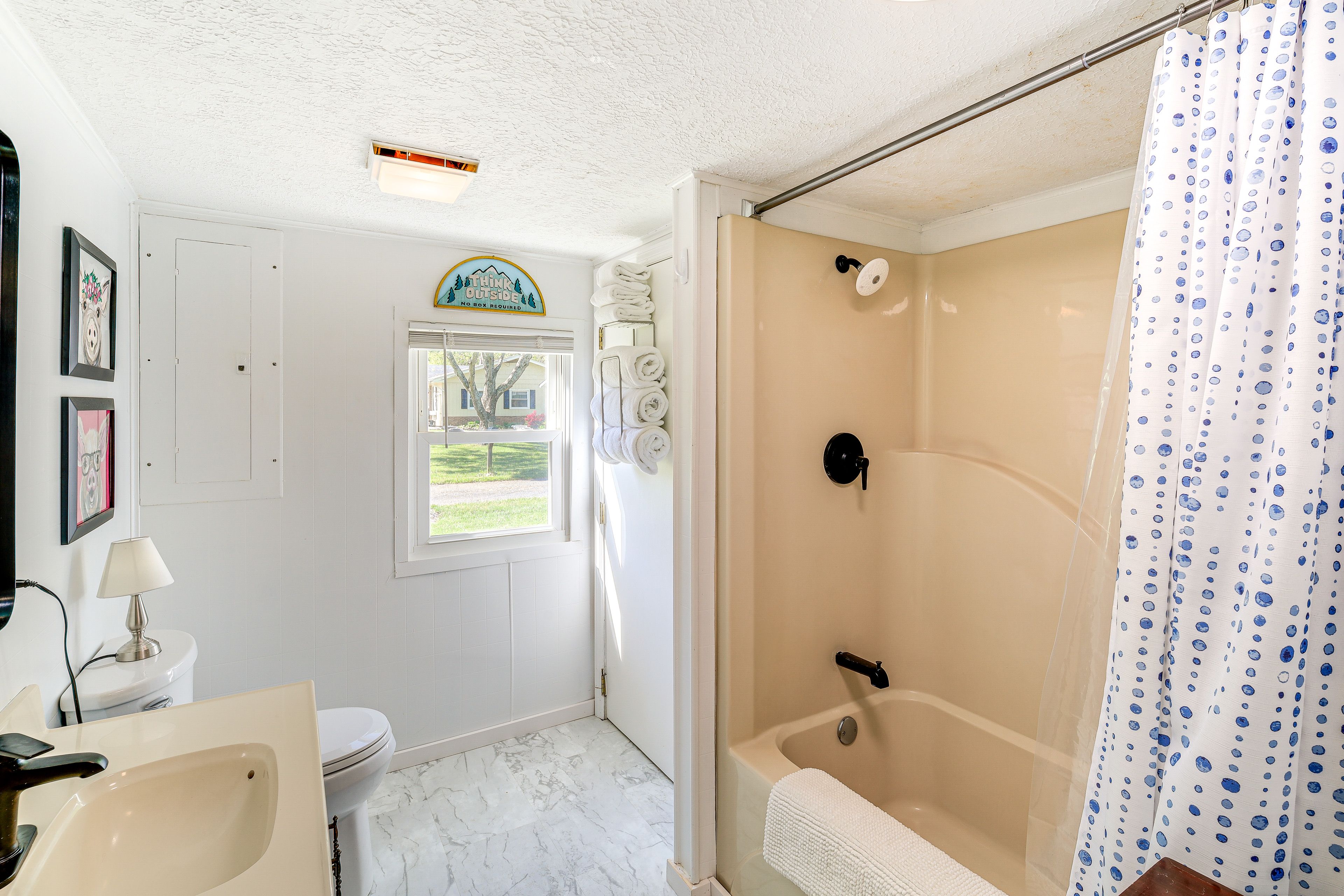 Full Bathroom | Towels Provided | Washer/Dryer