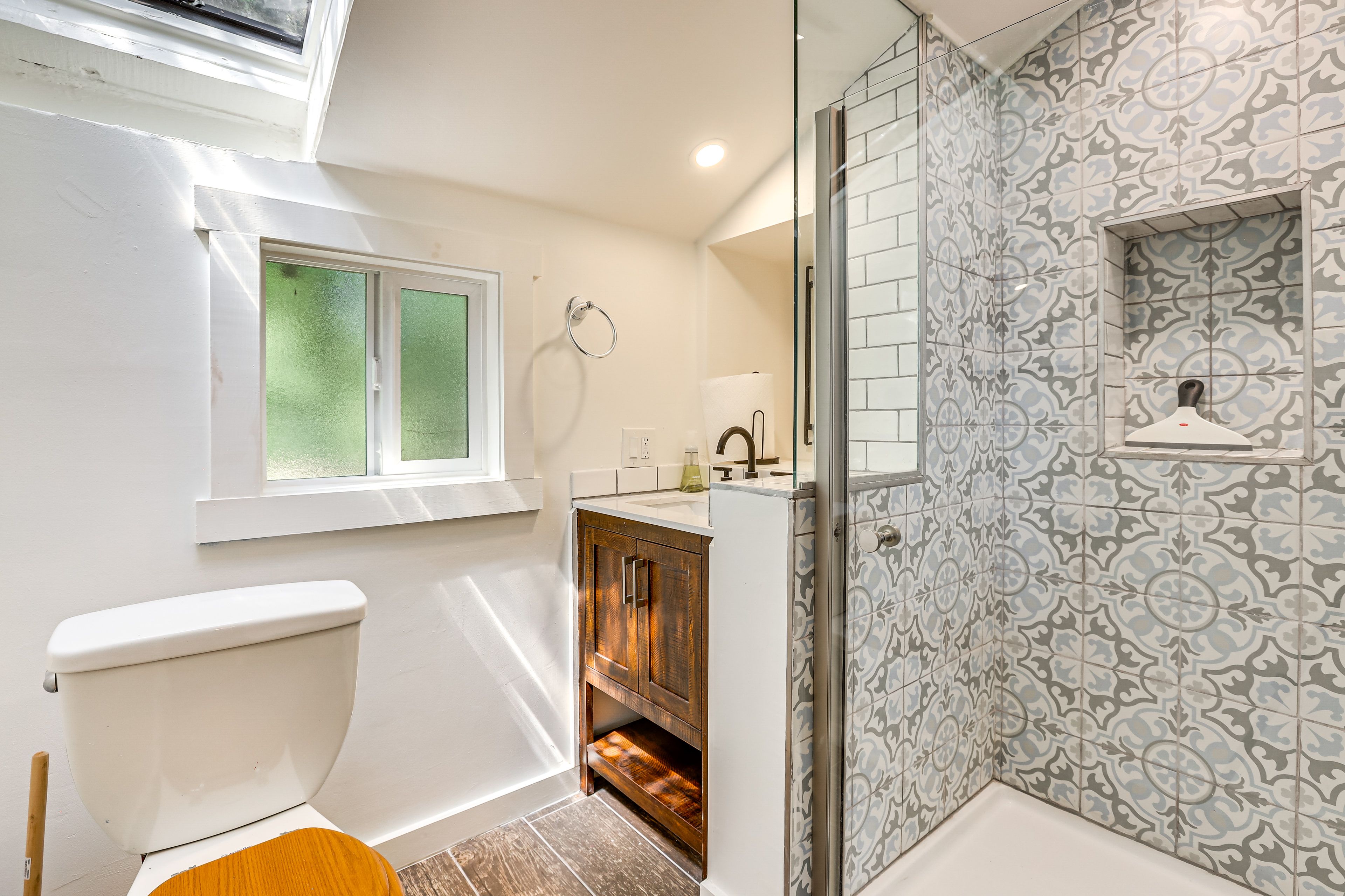 Full Bathroom | 3rd Floor