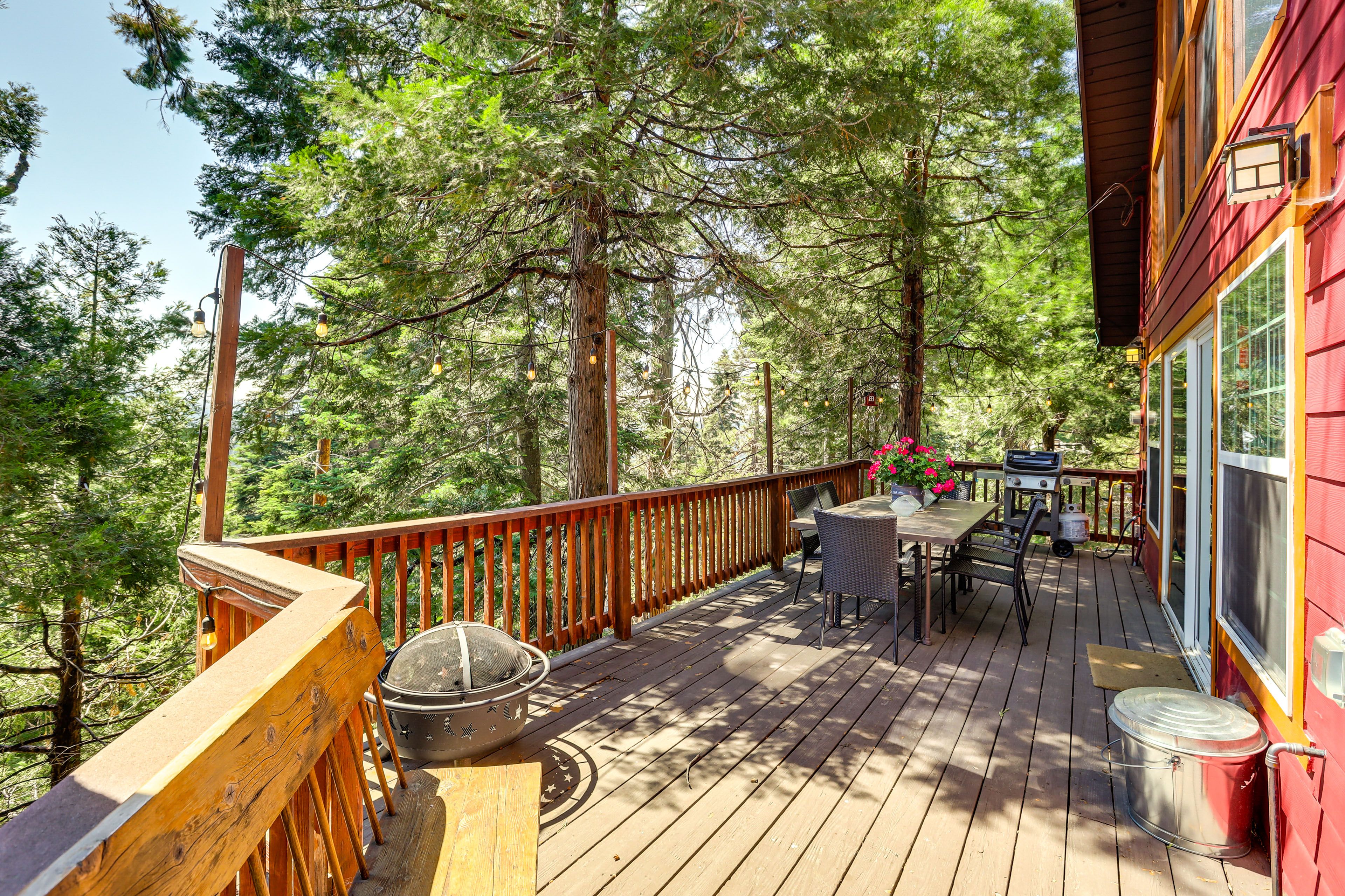 Upper Deck | Outdoor Dining Area | Gas Grill | Fire Pit