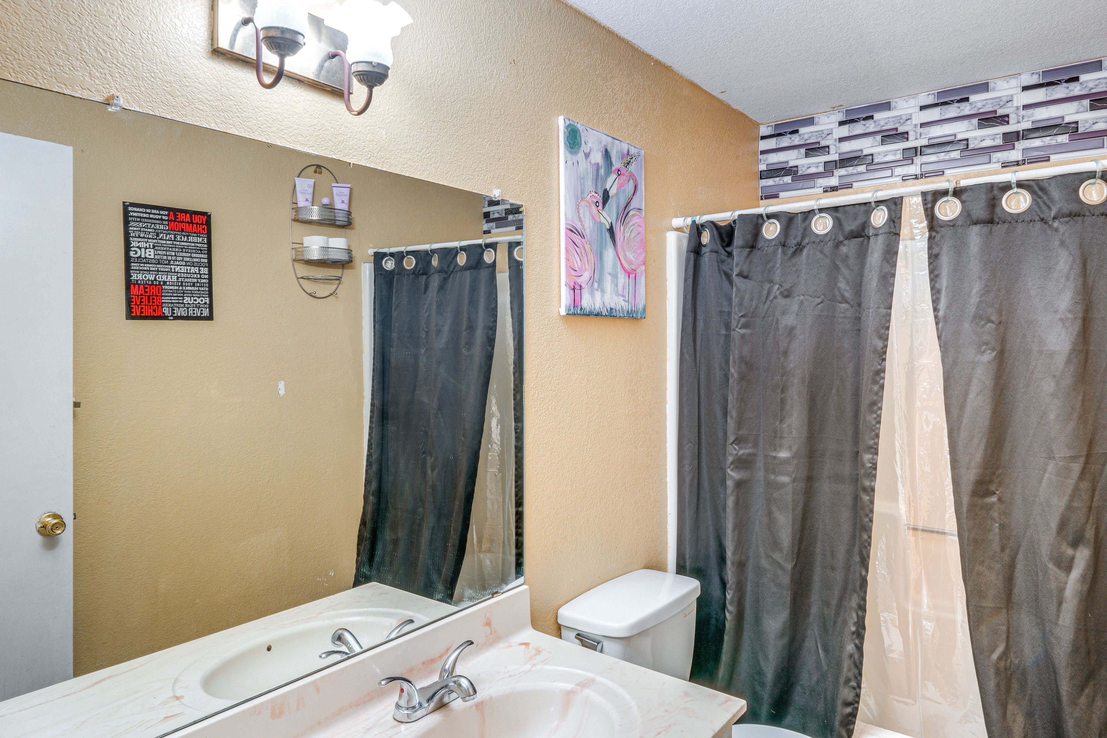 Full Bathroom | 2nd Floor | Towels Provided | Complimentary Toiletries